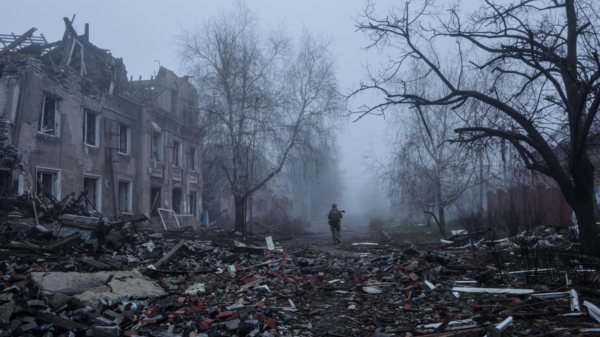 Ein ukrainischer Soldat geht eine Straße in der Frontstadt Kostjantyniwka entlang, dem Schauplatz schwerer Kämpfe mit russischen Truppen in der Region Donezk.