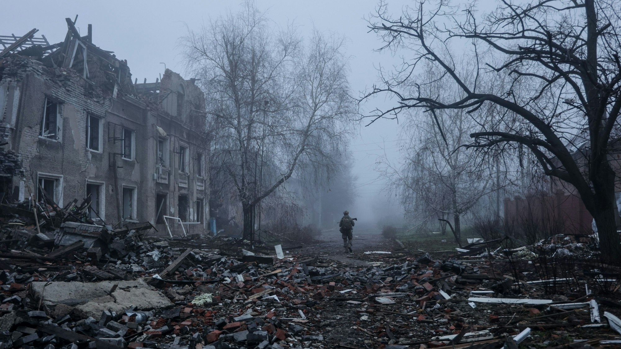 Ein ukrainischer Soldat geht eine Straße in der Frontstadt Kostjantyniwka entlang, dem Schauplatz schwerer Kämpfe mit russischen Truppen in der Region Donezk.