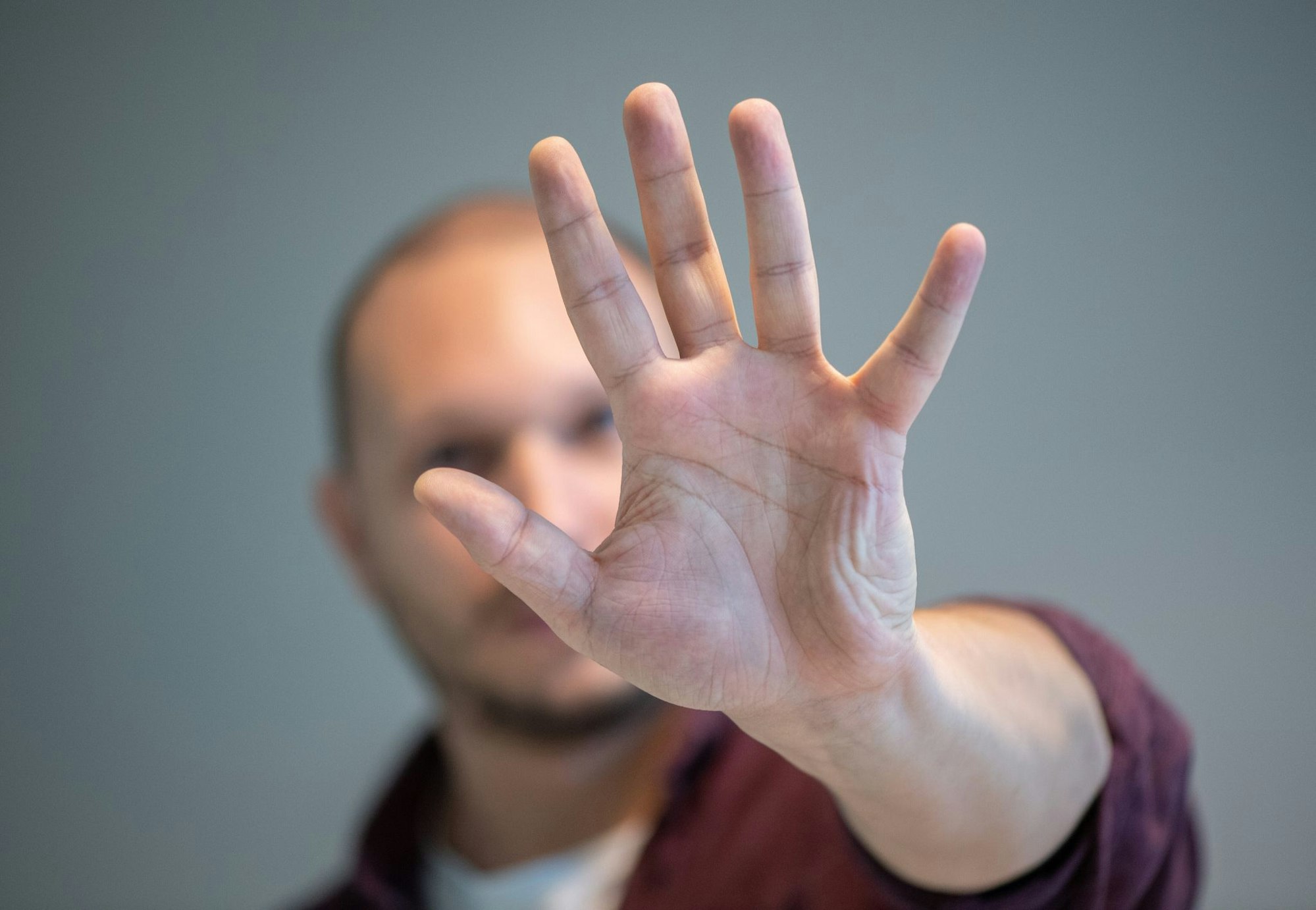 Schwerwiegende Pflichtverletzung: Handgreiflichkeiten am Arbeitsplatz können zur fristlosen Kündigung führen.