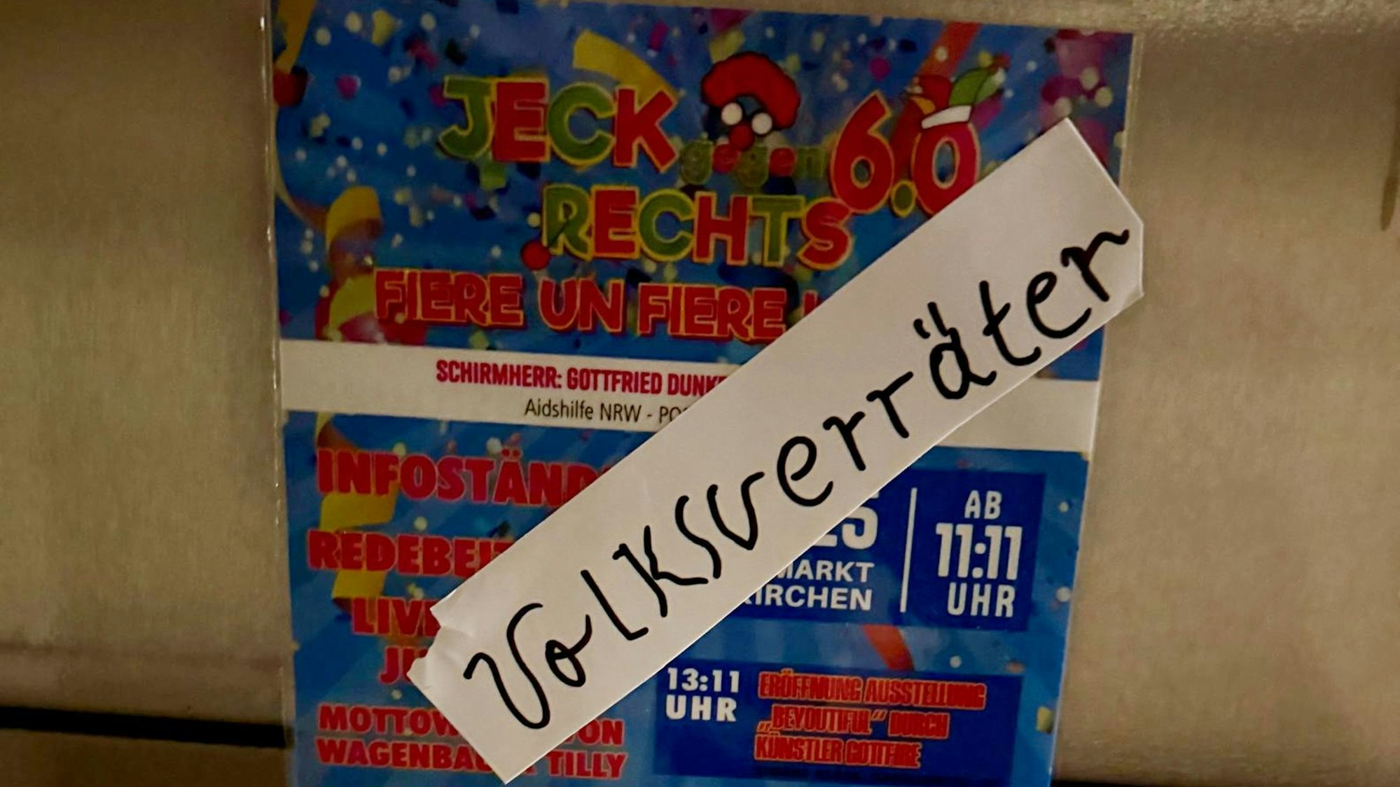 Das Bild zeigt ein Plakat, das mit „Volksverräter“ überklebt worden ist.