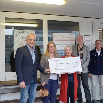 Christian Ehl, Sonja Münch und Hildegard Bastian halten gemeinsam einen symbolischen Spendenscheck.