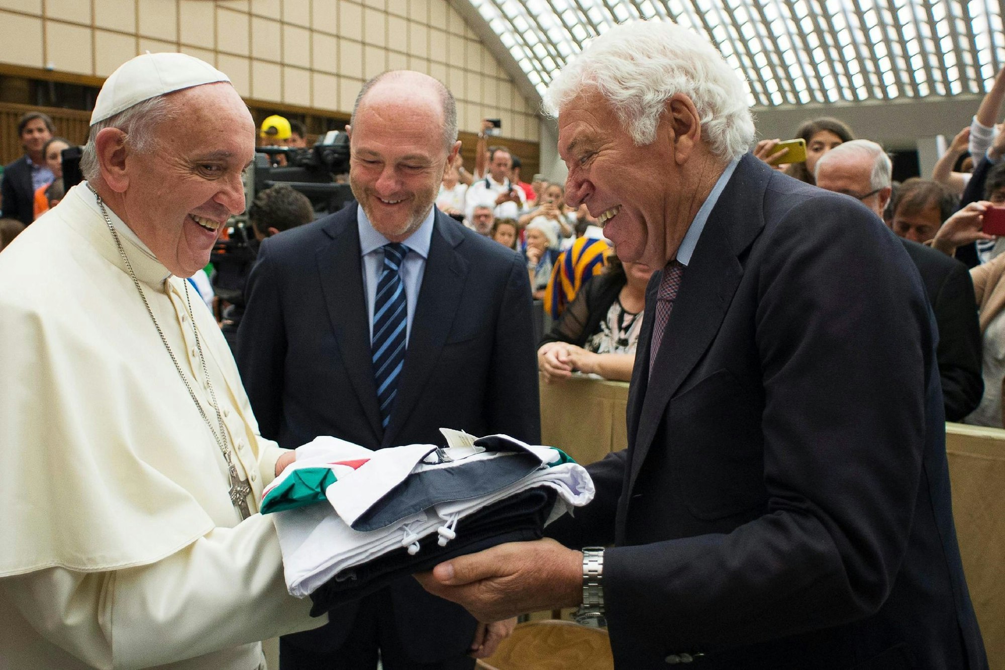 Tennis-Legende Nicola Pietrangeli (r) im Jahr 2015 mit Papst Franziskus (l).