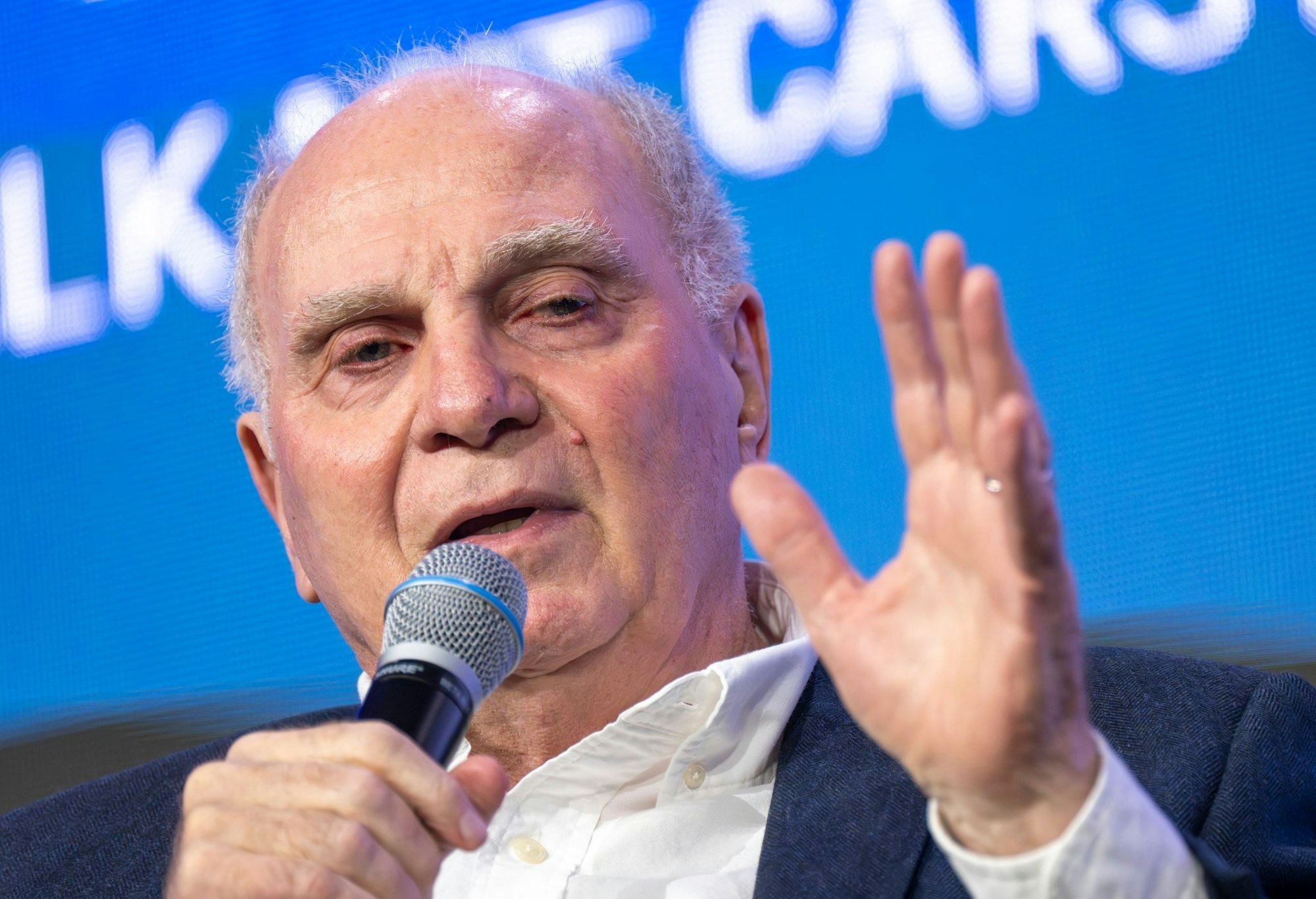 Uli Hoeneß spricht auf einem Kongress über Fußball-Themen und den FC Bayern.