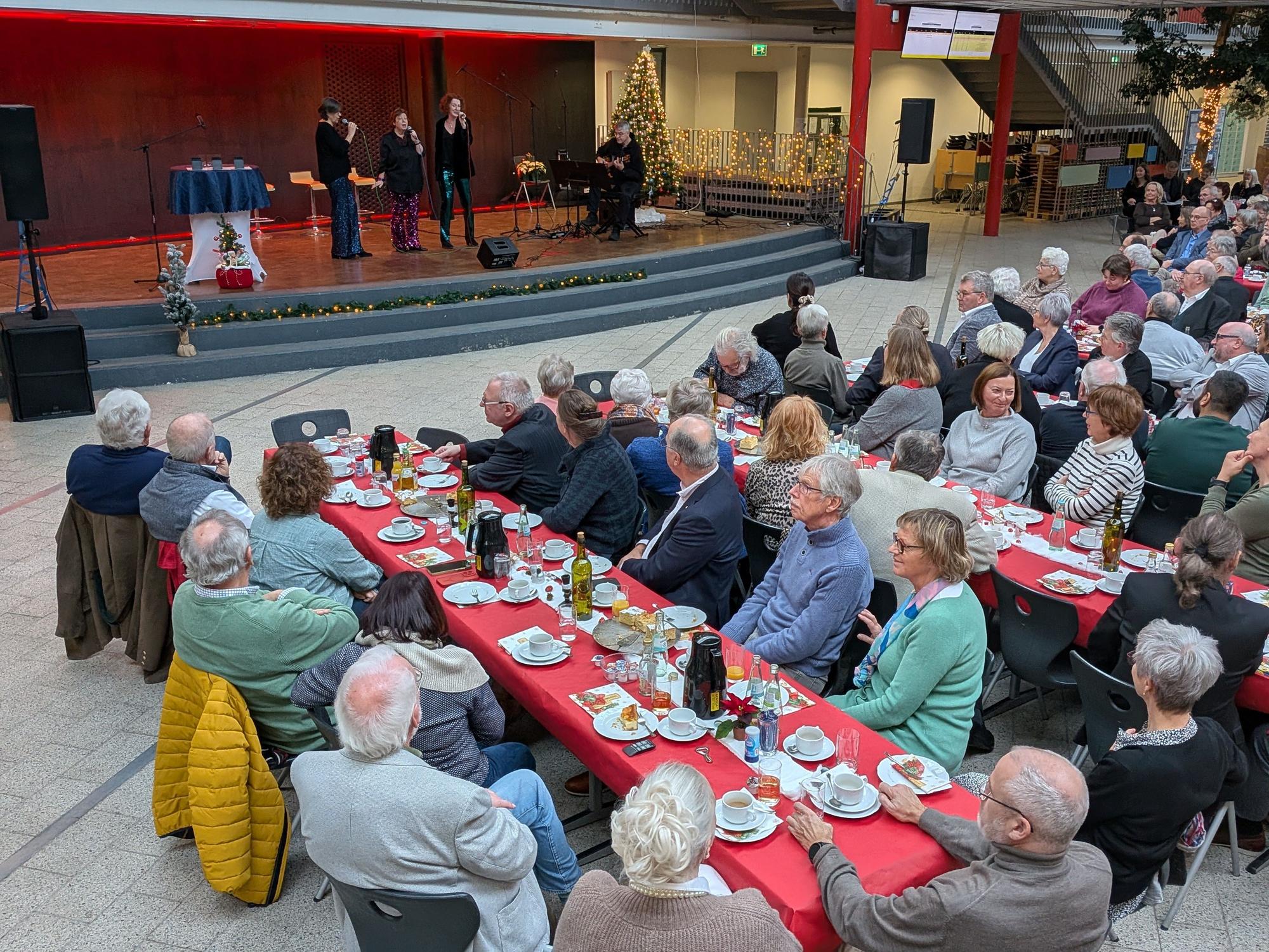 Knapp 300 Gäste folgten der Einladung zum Bornheimer Ehrenamtstag ins Forum des Alexander-von-Humboldt-Gymnasiums. Auf der Bühne sorgten auch die Sing-A-Holics für festliche Stimmung.