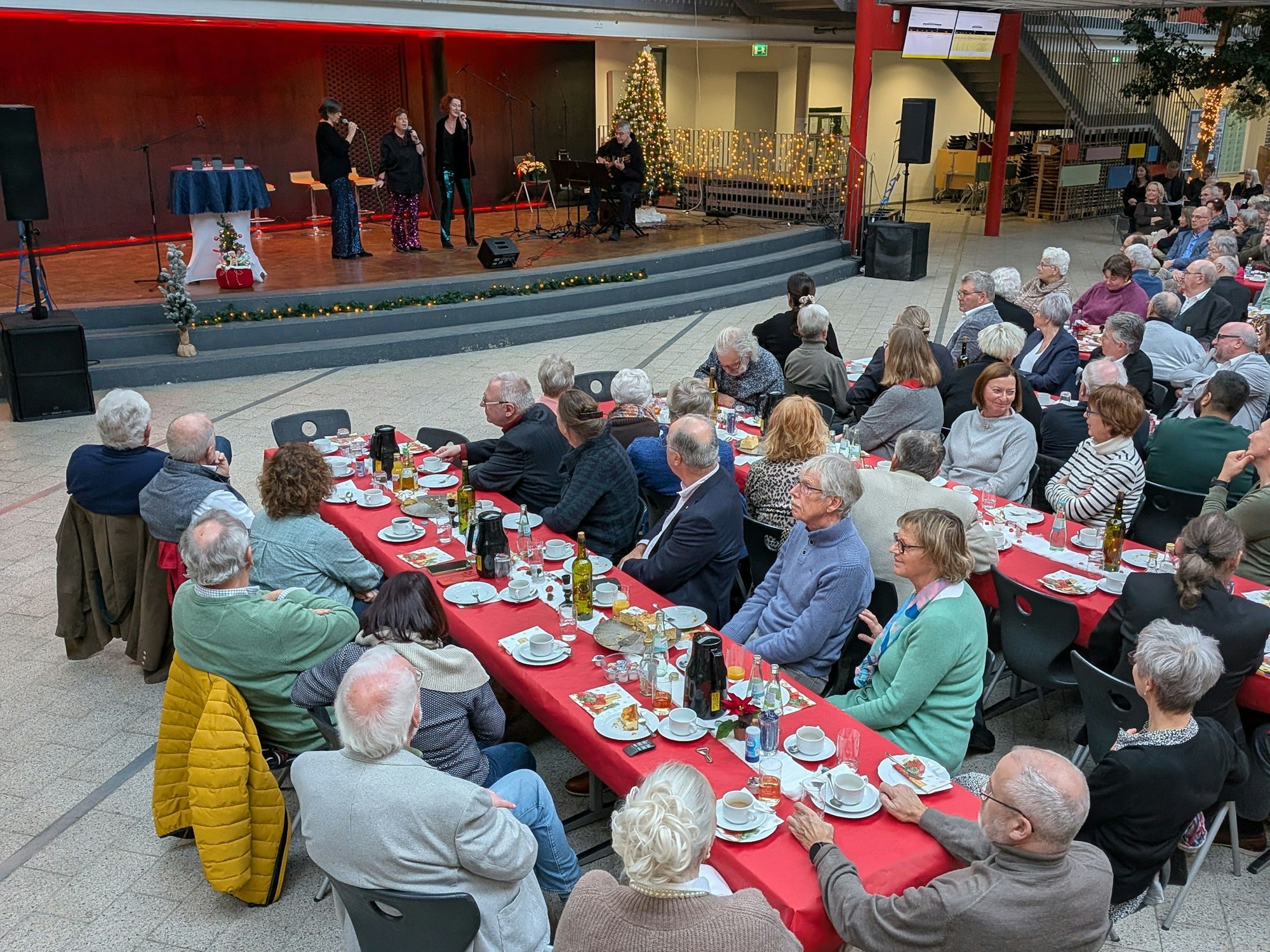 Knapp 300 Gäste folgten der Einladung zum Bornheimer Ehrenamtstag ins Forum des Alexander-von-Humboldt-Gymnasiums. Auf der Bühne sorgten auch die Sing-A-Holics für festliche Stimmung.