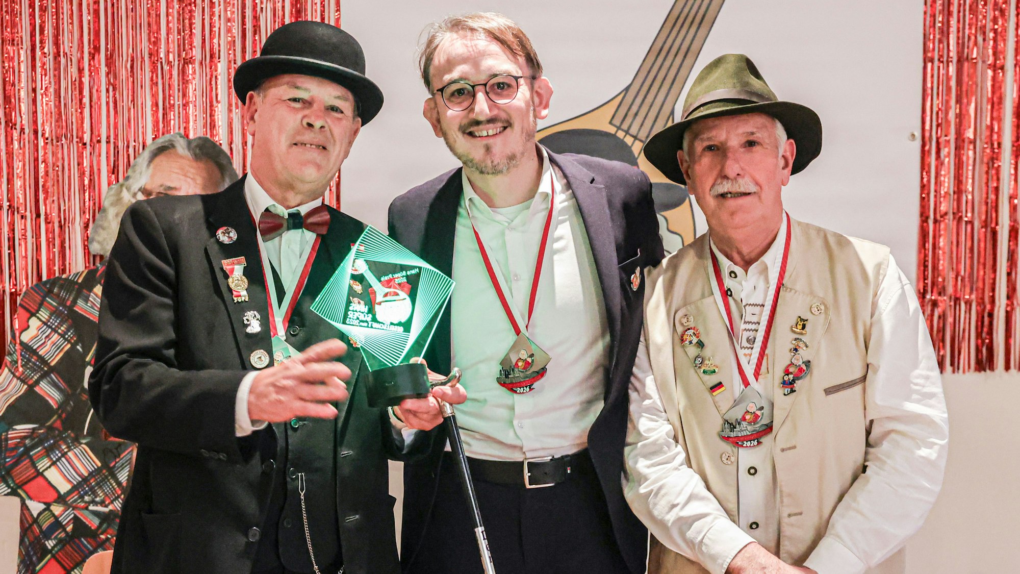Vorjahres-Sieger Fabian Rangol (Mitte) übergab den Preis an die diesjährigen Gewinner Michael Gülden (r.) und Leopold Braun.