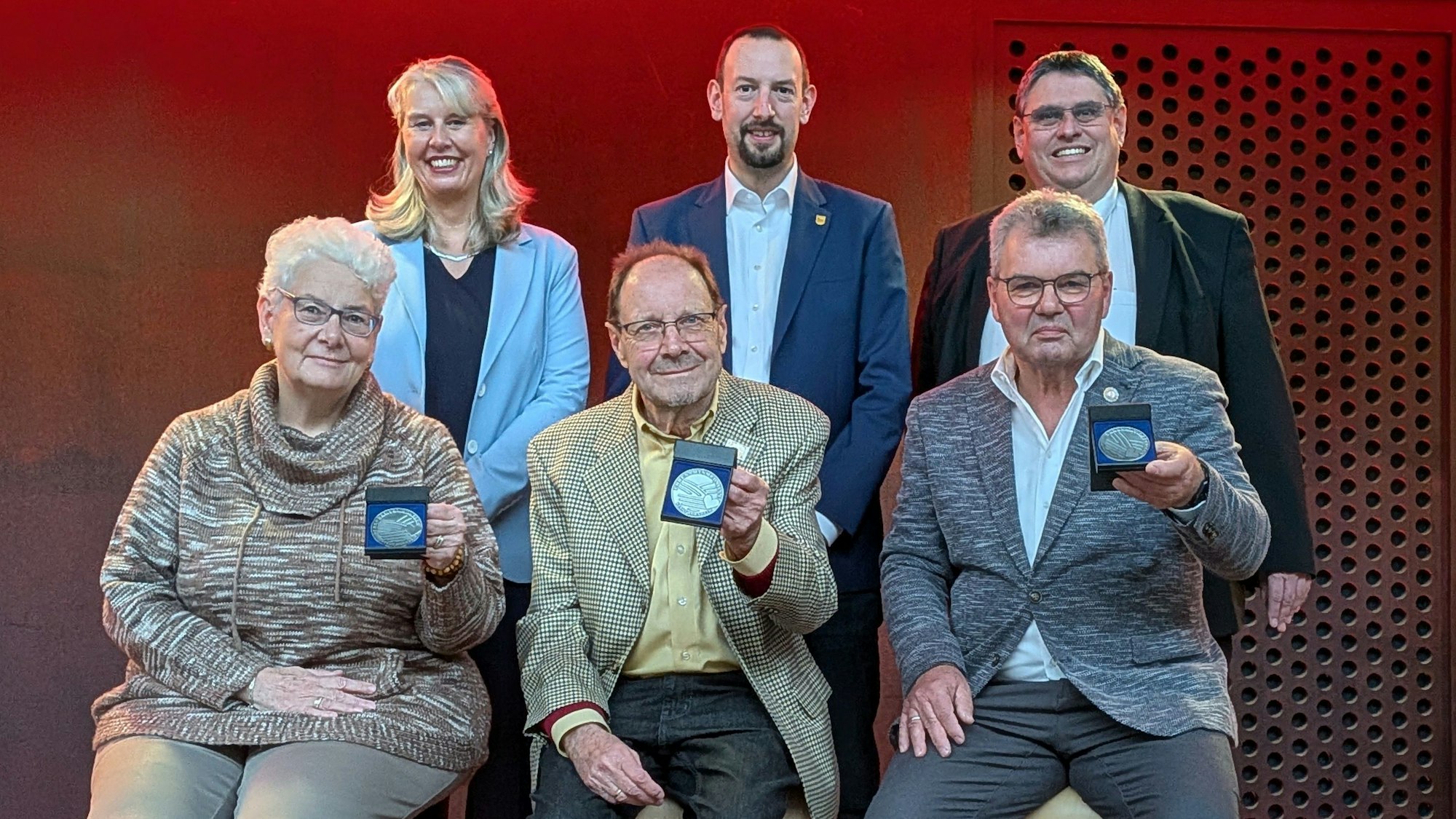 Verleihung der Ehrenamtsmedaillen durch Sabine Hübel. Christian Mandt und Michael Söllheim (hinten von links) an Gabriele Eusterholz, Otto Ganser und Günter Dumjahn.