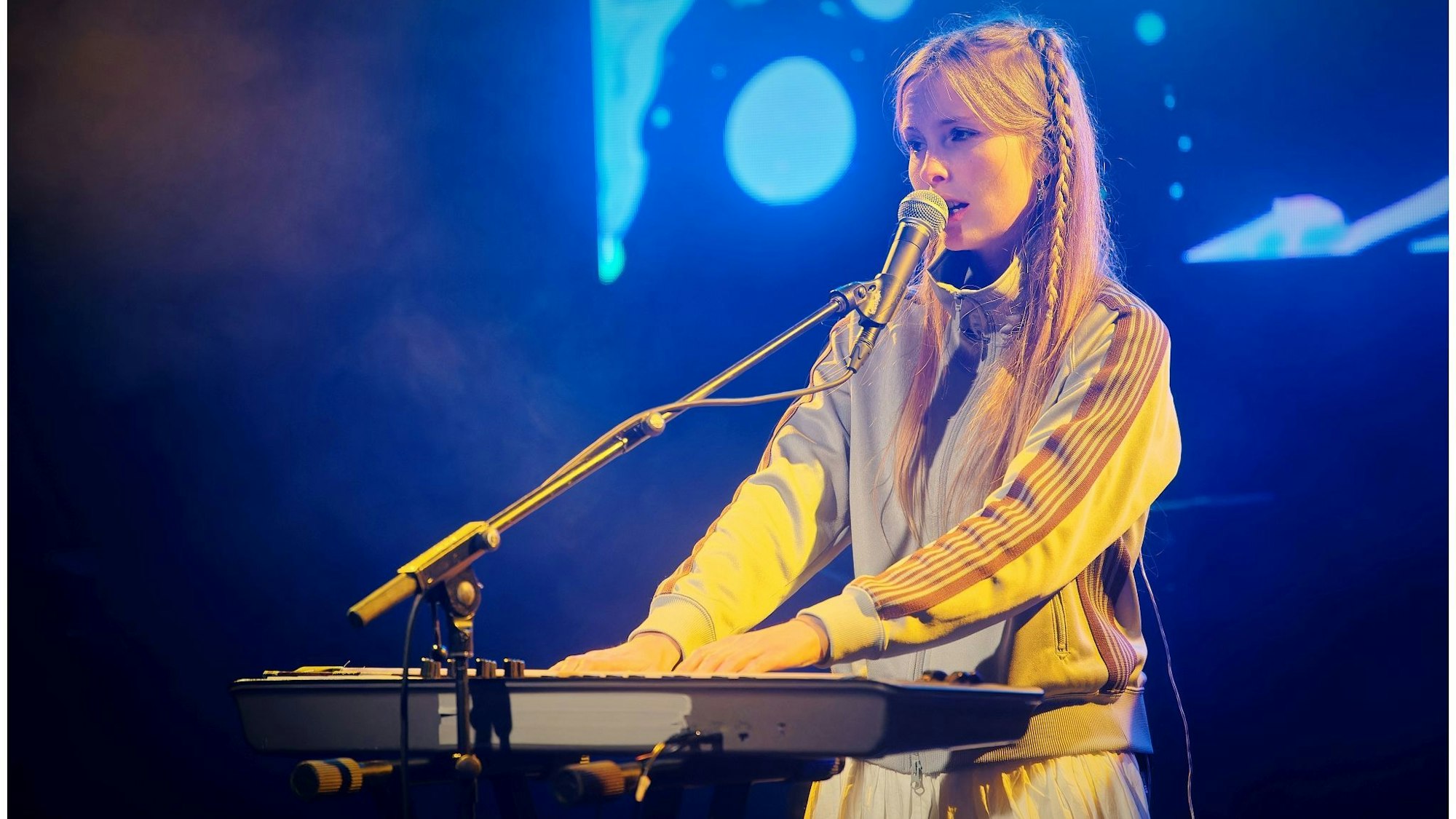 Auftritt von Maddie Ashman beim Klaeng Festival 2025 im Kölner Stadtgarten.