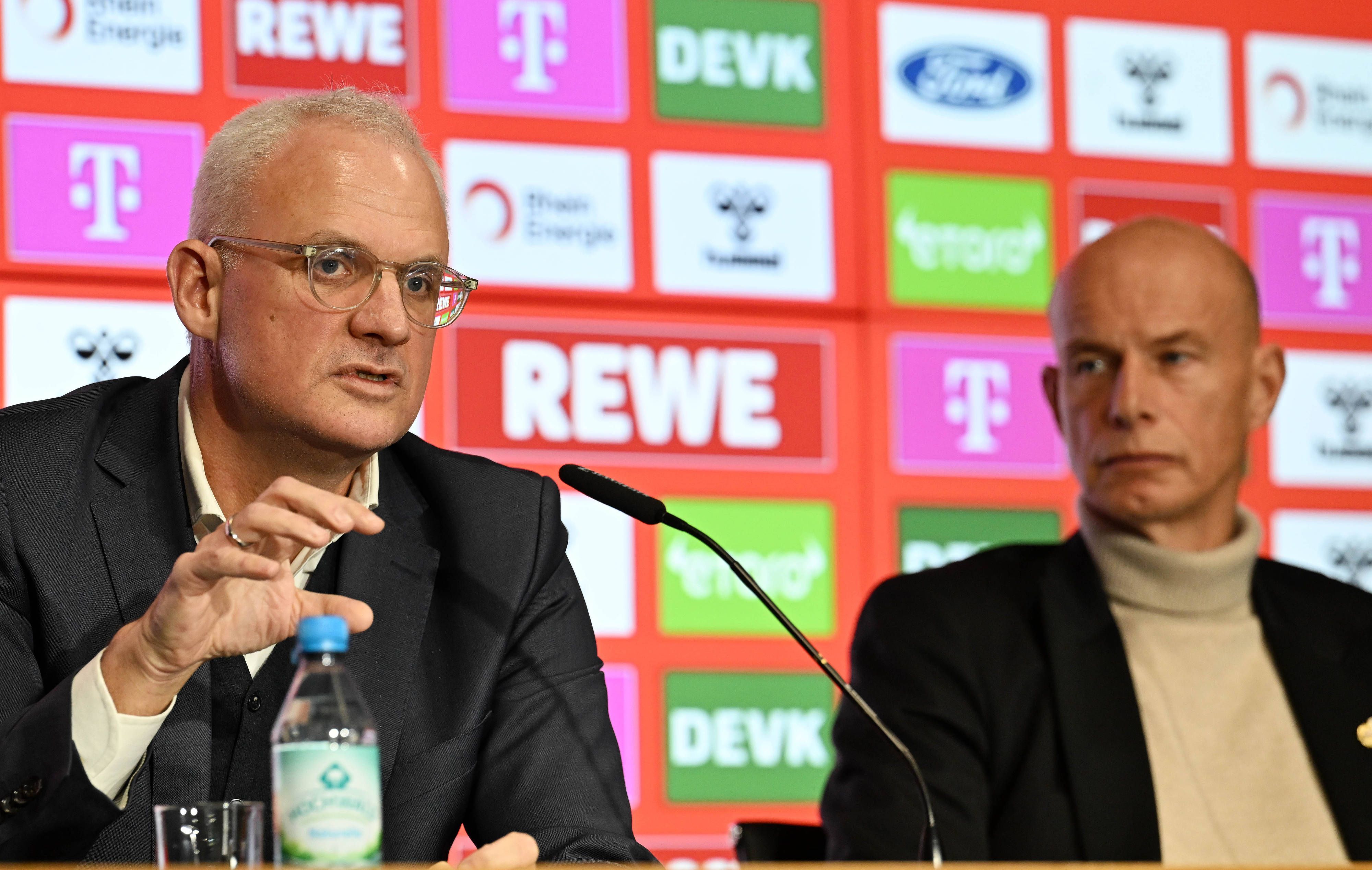 FC-Vizepräsident Jörg Alvermann spricht auf einer Pressekonferenz. Präsident Jörn Stobbe hört ihm zu.