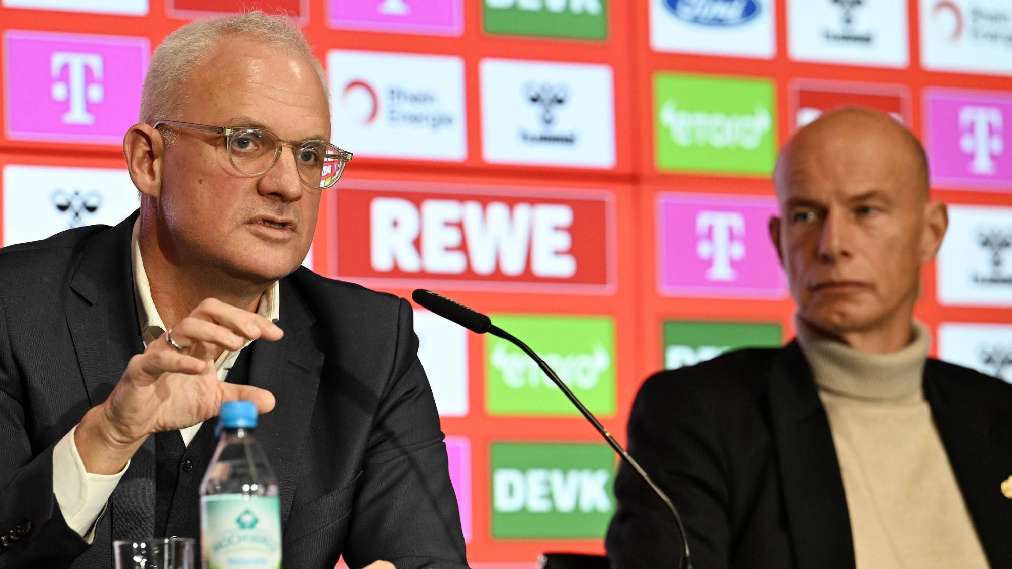 FC-Vizepräsident Jörg Alvermann spricht auf einer Pressekonferenz. Präsident Jörn Stobbe hört ihm zu.