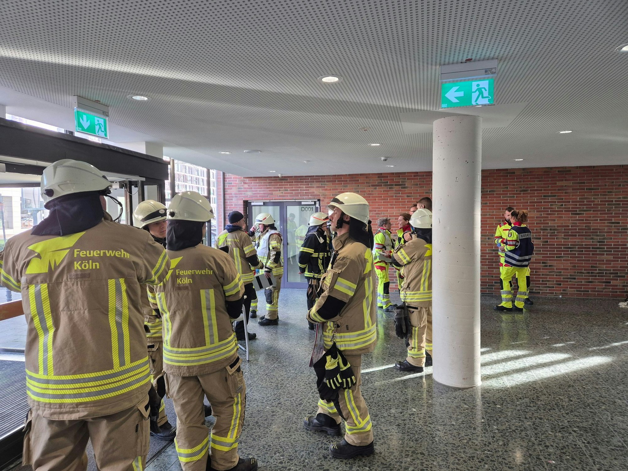 Mit insgesamt 44 Einsatzkräften und 20 Fahrzeugen waren Feuerwehr und Rettungsdienst am Berufskolleg im Einsatz.