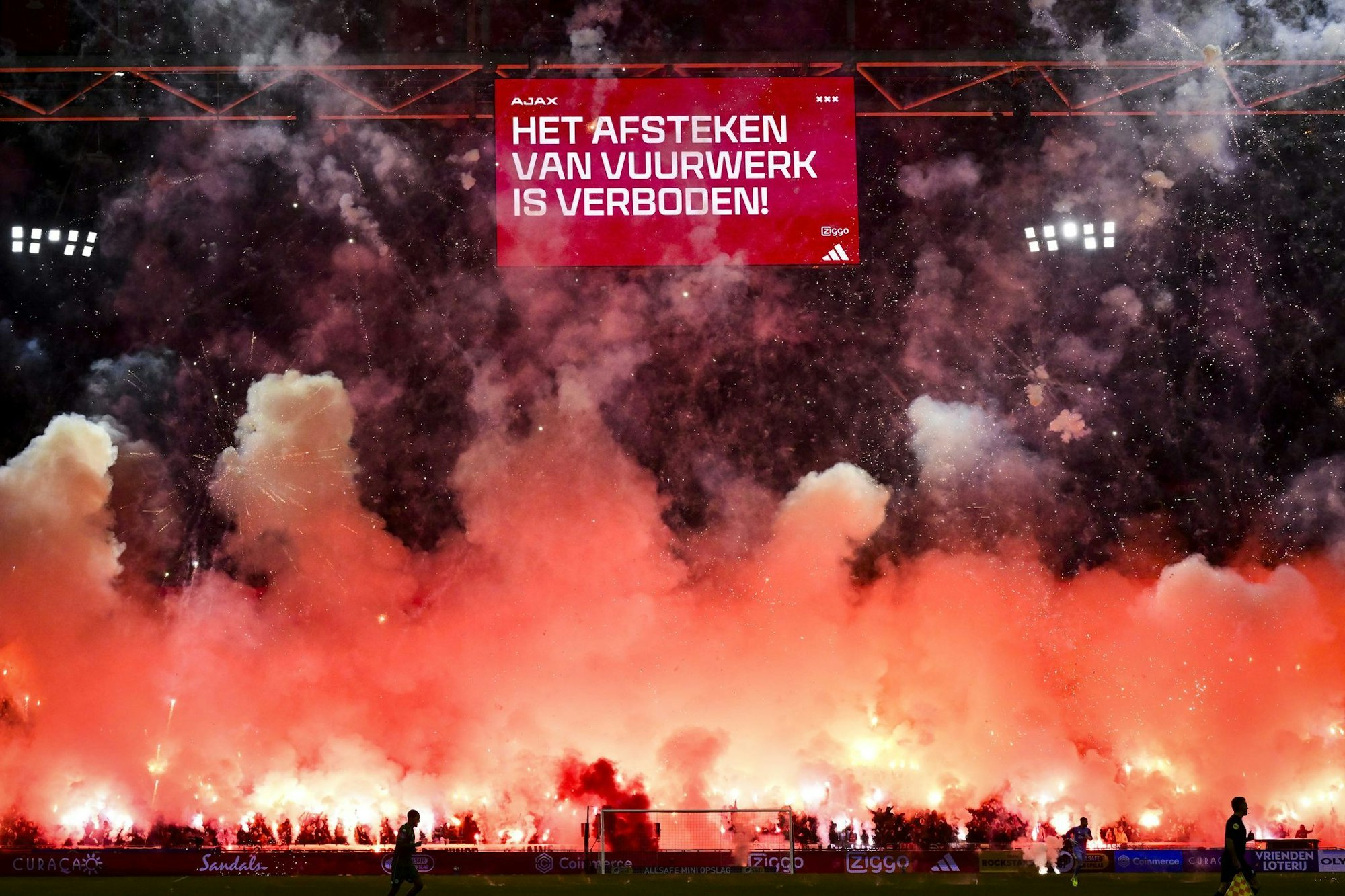 Das Ajax-Heimspiel gegen Groningen wurde wegen der Pyro-Krawalle abgebrochen.