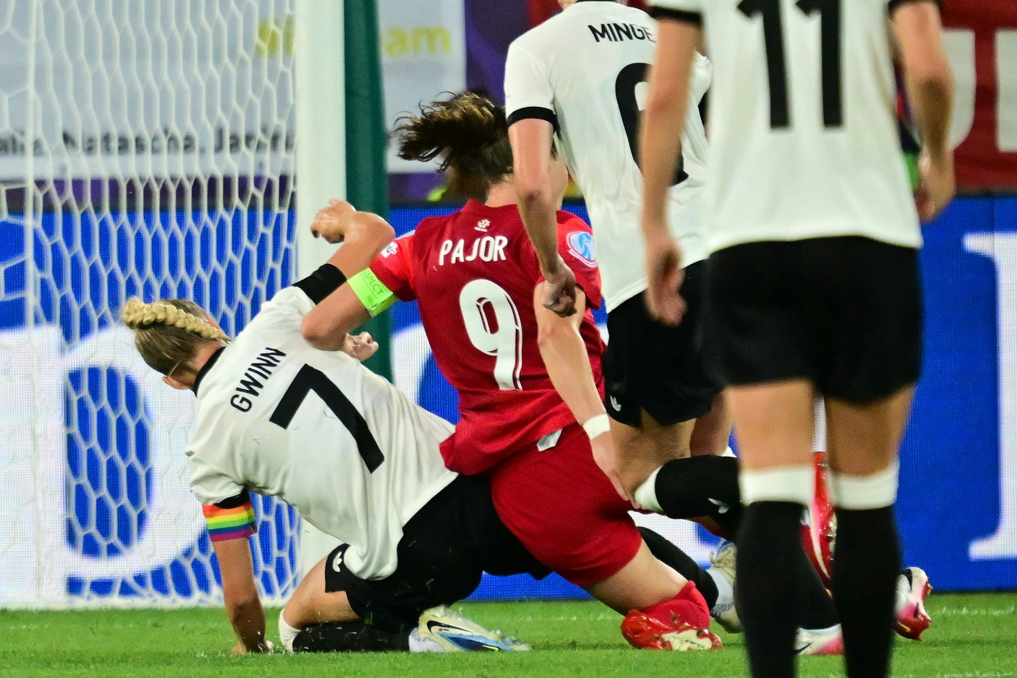 Die Grätsche ins Unglück: Gwinn im EM-Spiel gegen Polen.