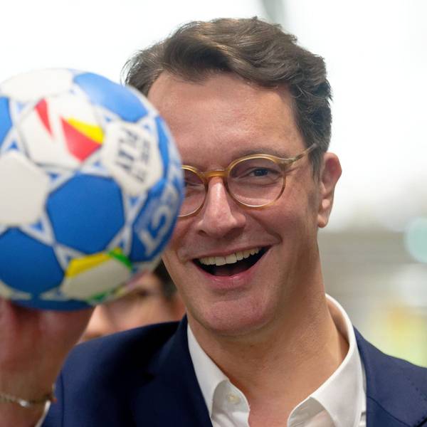 Hendrik Wüst (CDU), Ministerpräsident von Nordrhein-Westfalen deutet bei einer Pressekonferenz über Neuerungen des Bewerbungskonzepts für die olympischen und paralympischen Spiele einen Wurf mit einem Handball an.