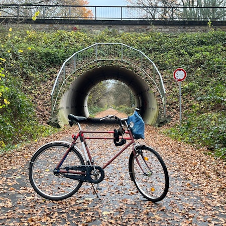 Die Balkantrasse bei Romberg mit einem Bayerrad. Foto: Ralf Krieger