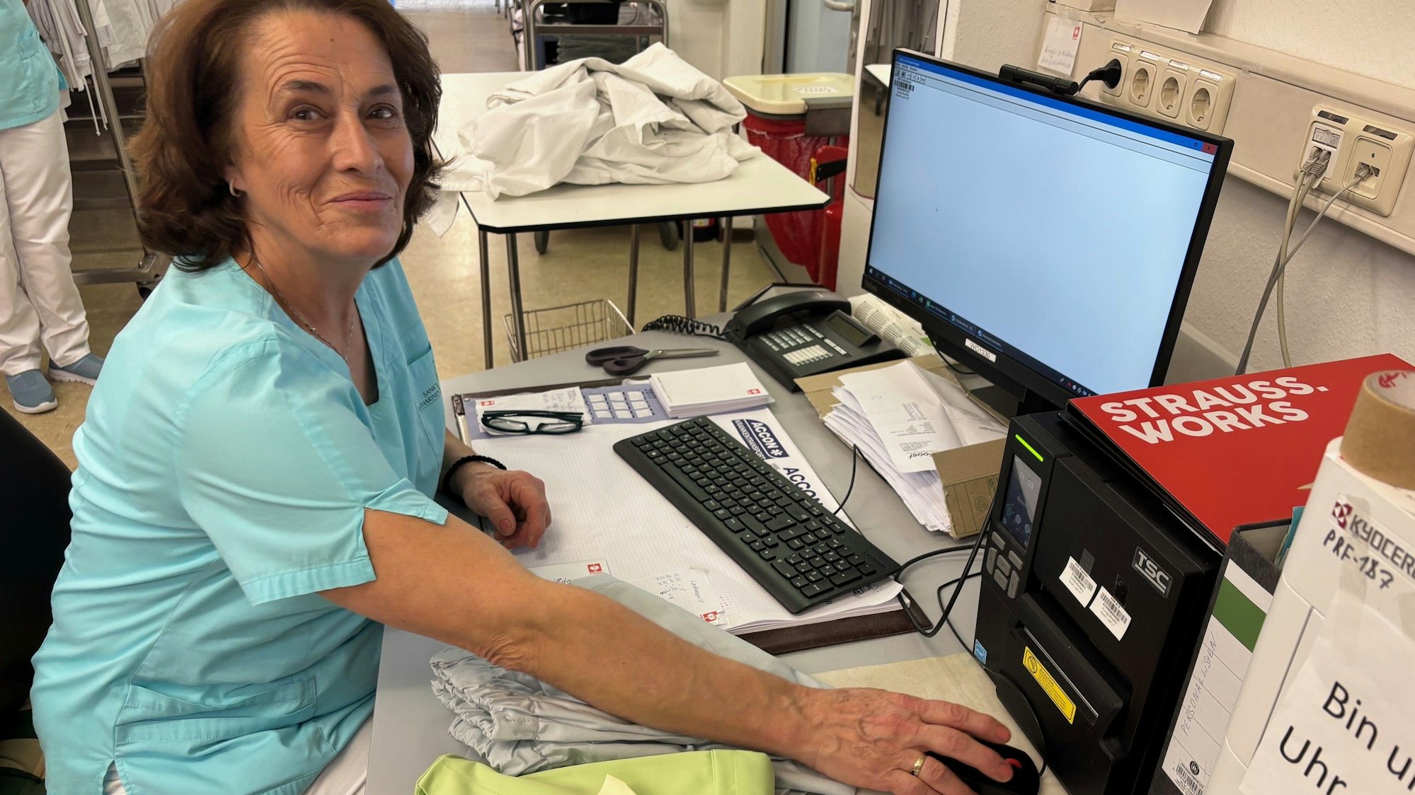 Auf dem Bild ist eine Frau an einem Computer zu sehen.