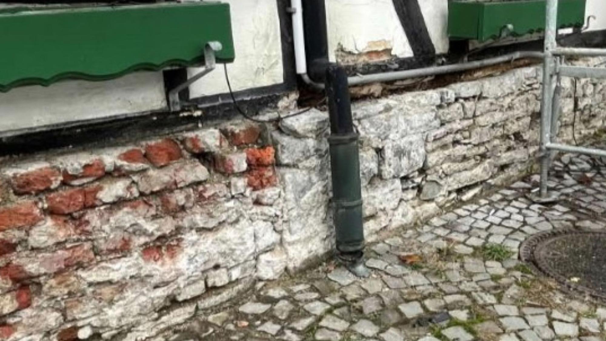 Blick auf den Sockel eines Gebäudes