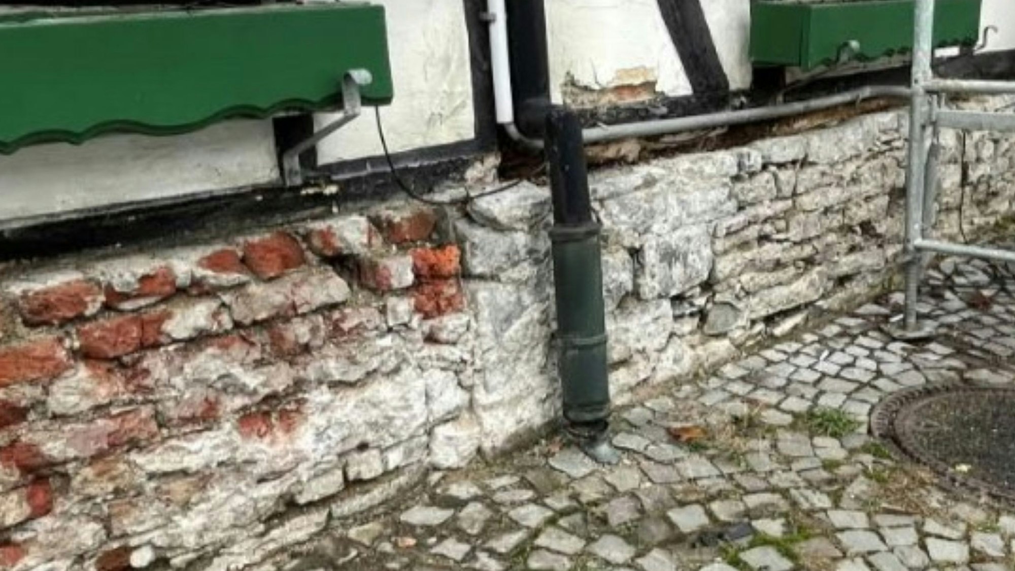 Blick auf den Sockel eines Gebäudes