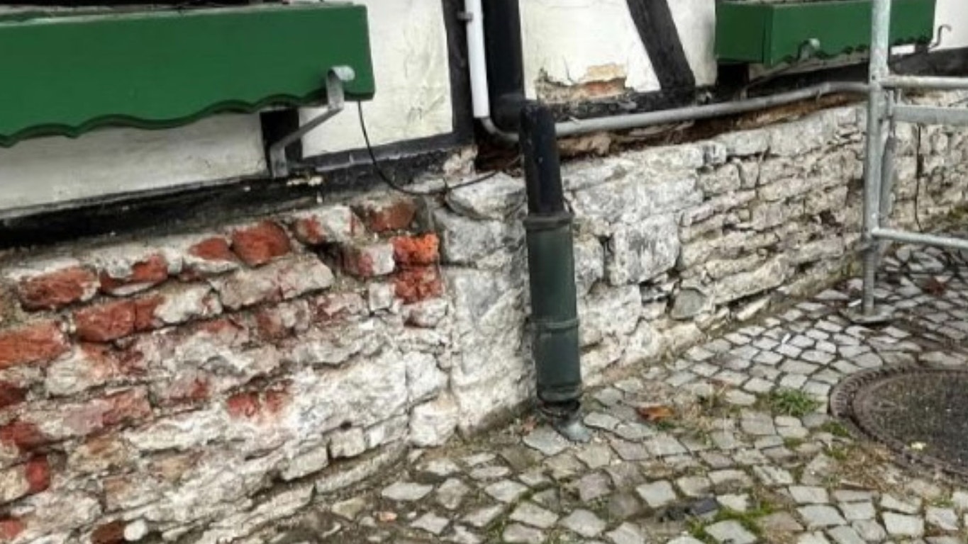 Blick auf den Sockel eines Gebäudes