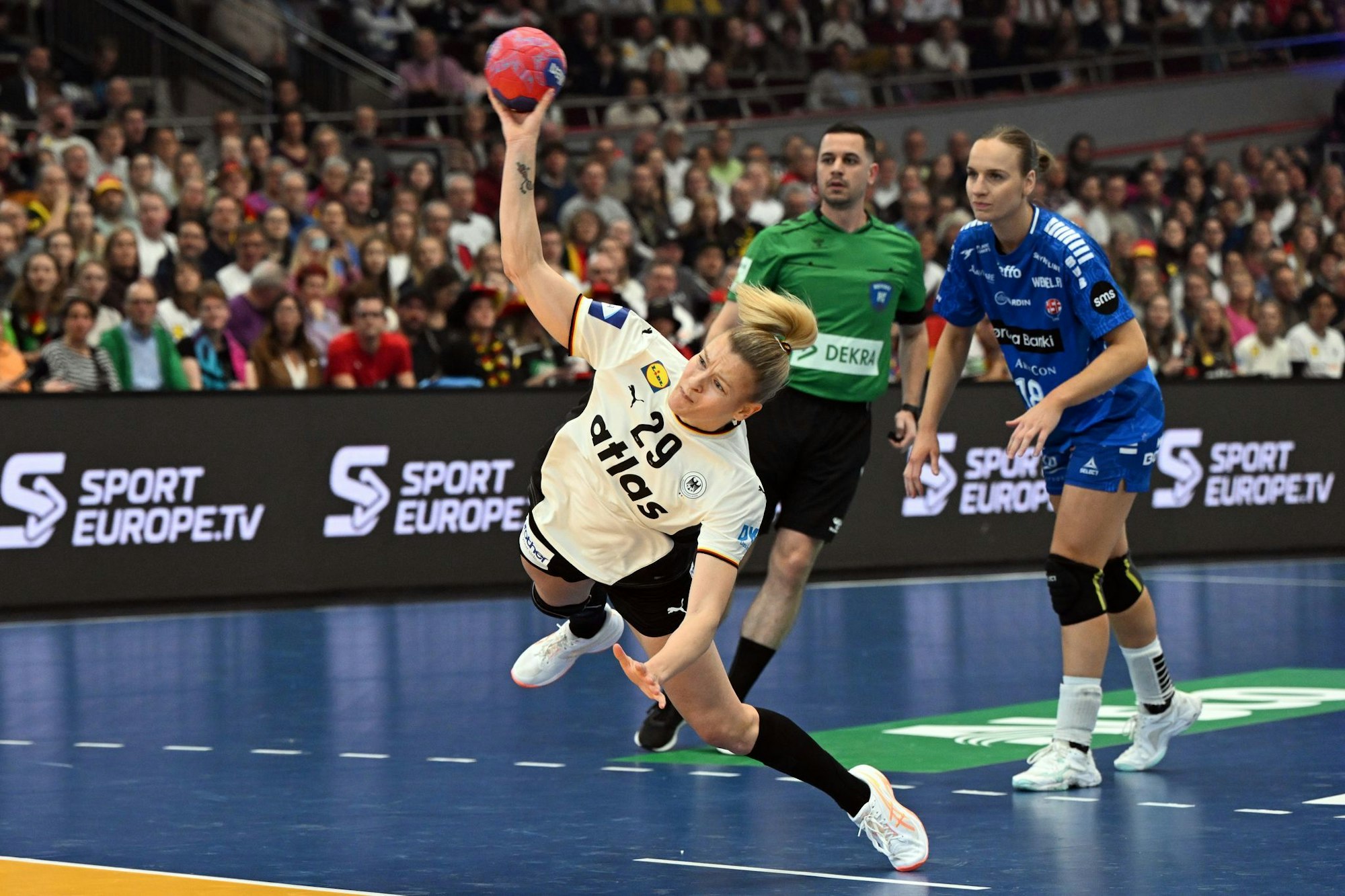 Kapitänin Antje Döll geht in jedem Spiel voran.