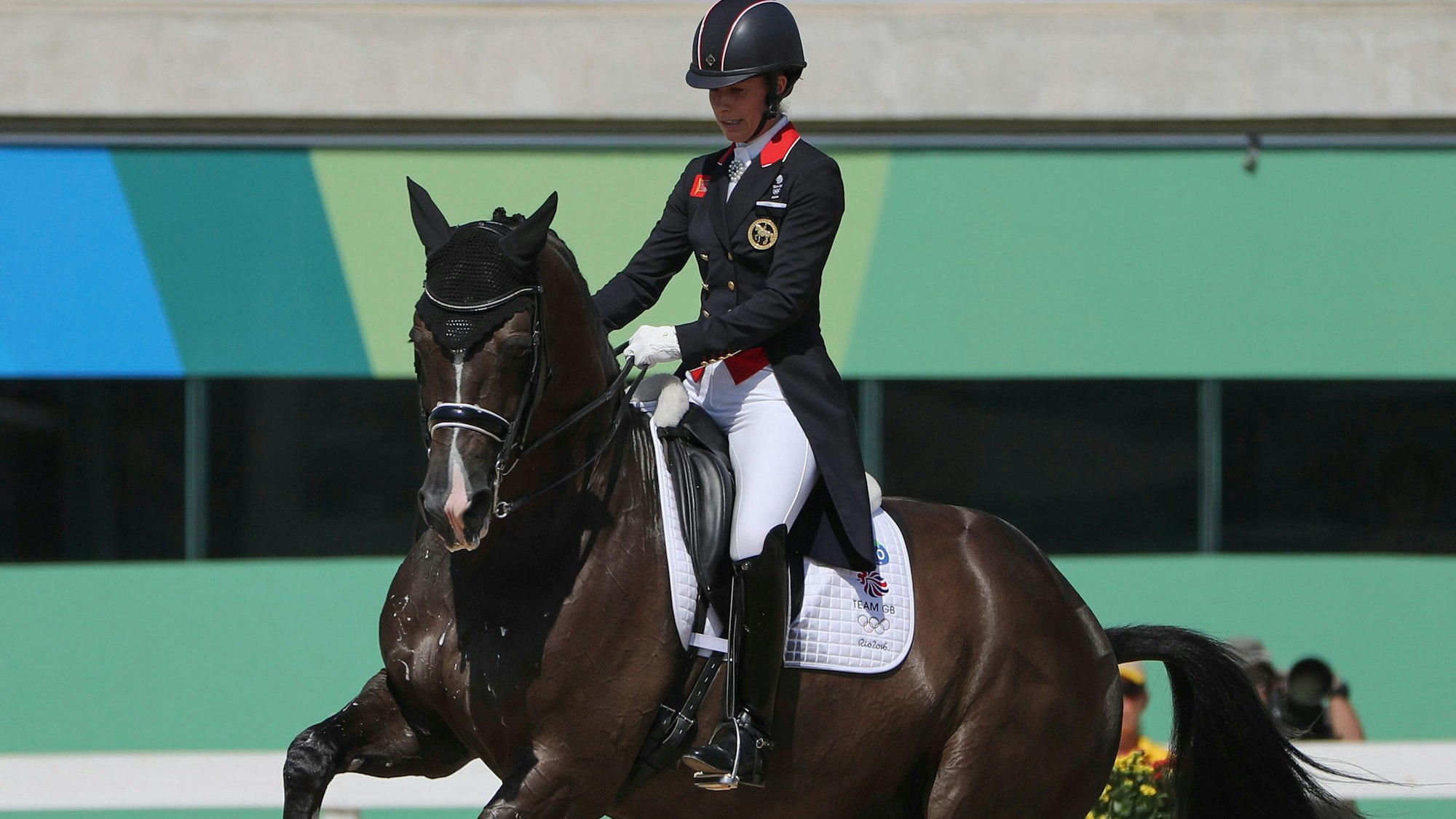 epa05487410 Charlotte Dujardin of Great Britain riding Valegro performs in the Dressage Individual Grand Prix Freestyle competition of the Rio 2016 Olympic Games Equestrian events at the Olympic Equestrian Centre in Rio de Janeiro, Brazil, 15 August 2016. EPA/FAZRY ISMAIL ++ +++ dpa-Bildfunk +++