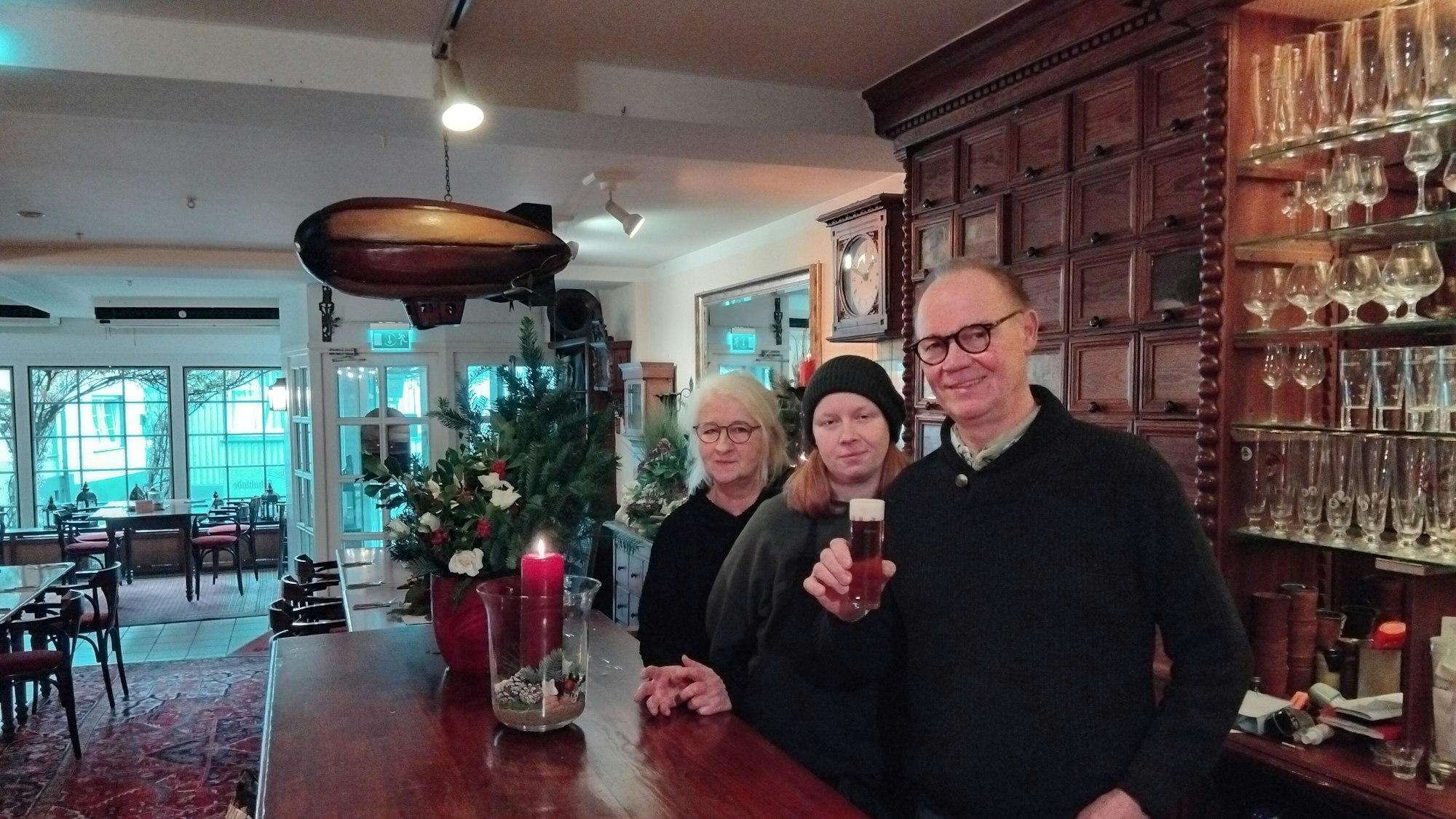 Zahlreiche Schubladen befinden sich nicht nur hinter der Theke, die Wirtsleute Susi und Stefan Höller (mit Tochter Lena, Mitte) haben nach ihnen das Lokal benannt.