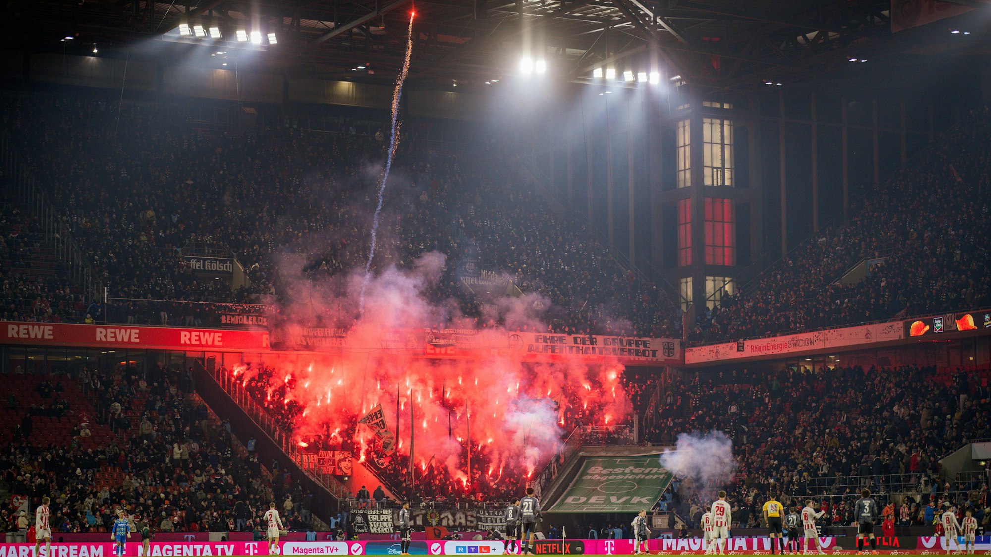 Fans von Eintracht Frankfurt hatten beim Gastspiel in Köln am 22. November unter anderem Raketen und Böller gezündet.
