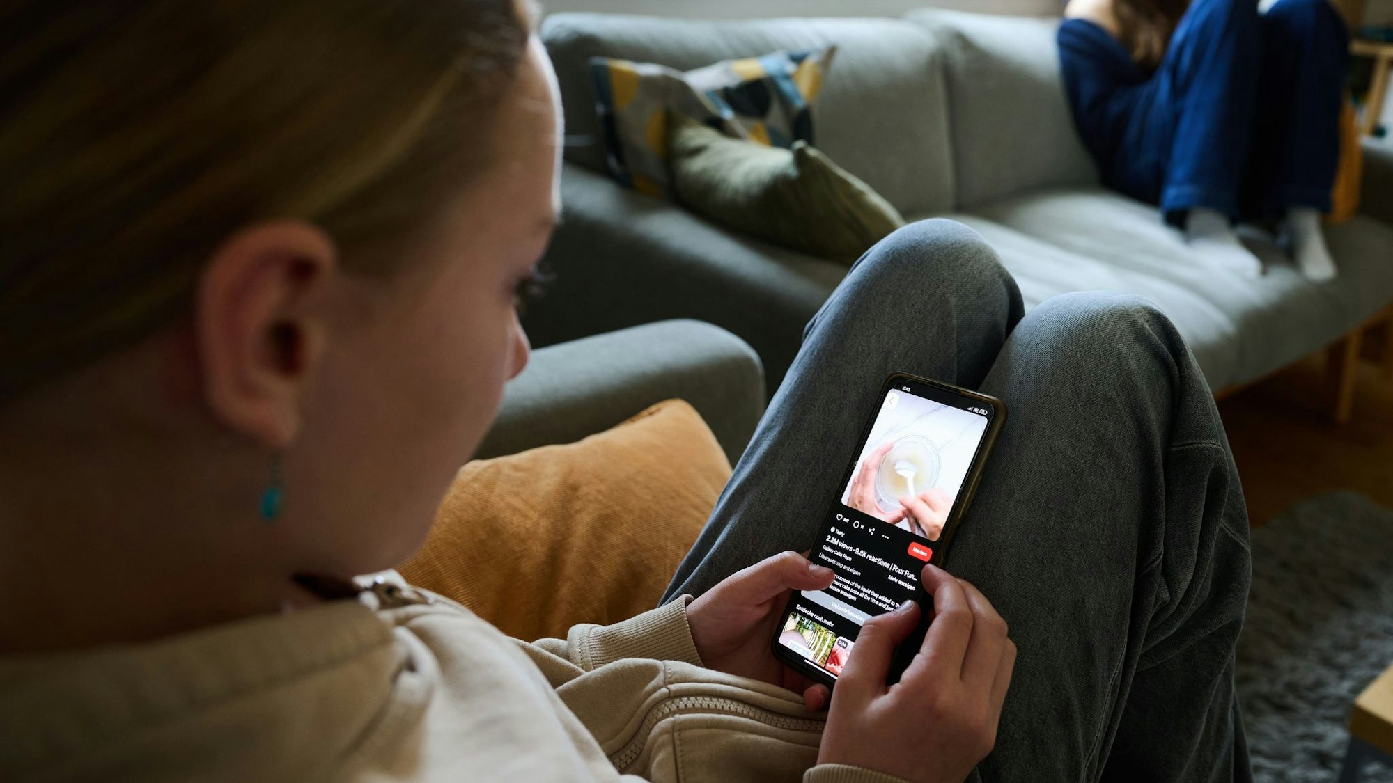 Einem an das Geblinker sozialer Medien gewöhnten Gehirn kann es schwerfallen, ausdauernd zu lesen. (Archivbild)