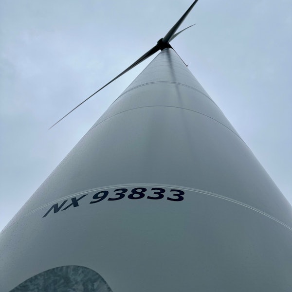 Das Bild zeigt ein Windrad.