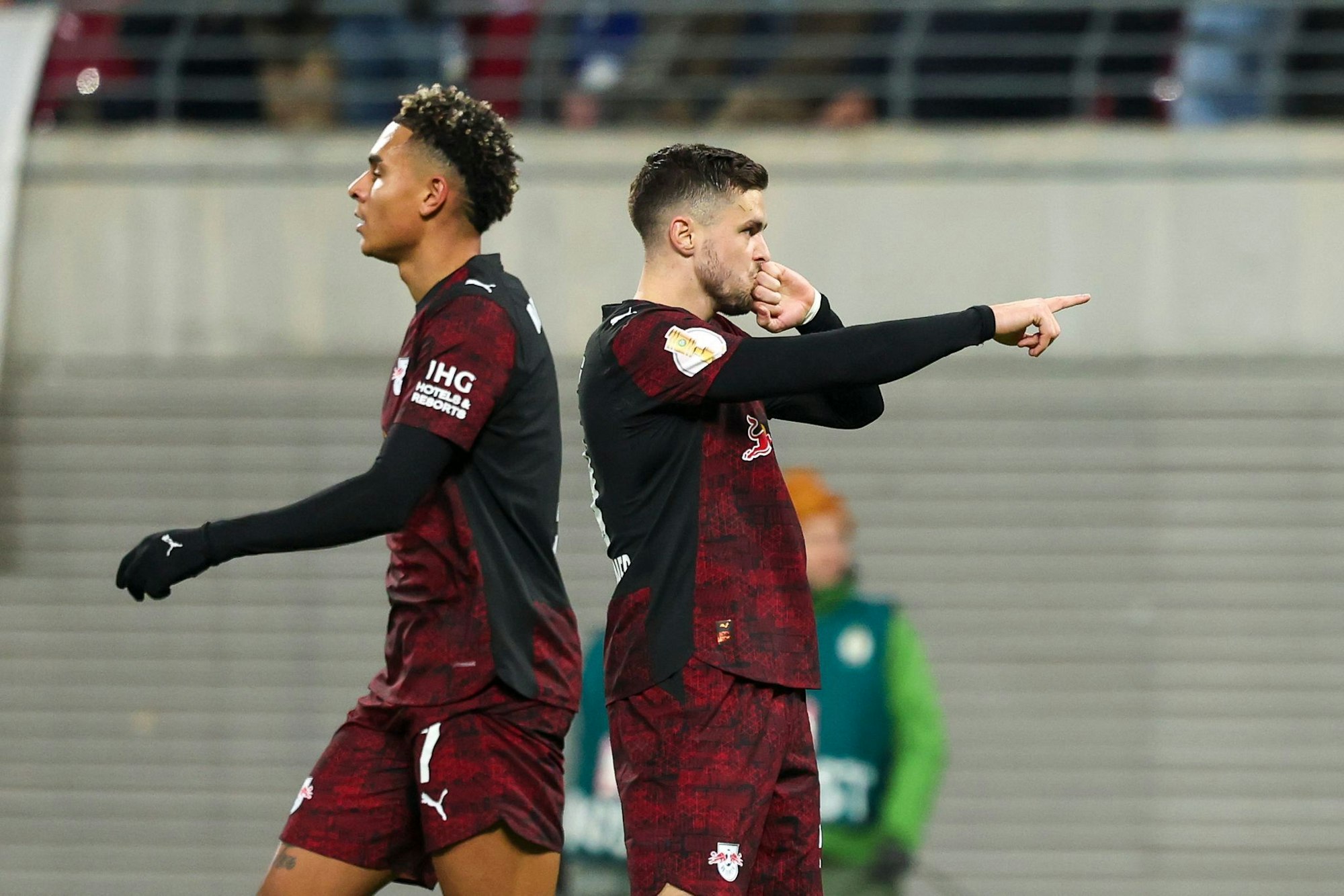 Leipzigs Spieler um Christoph Baumgartner (r, RB Leipzig) und Antonio Nusa (RB Leipzig) jubeln nach dem Treffer zum 2:1.