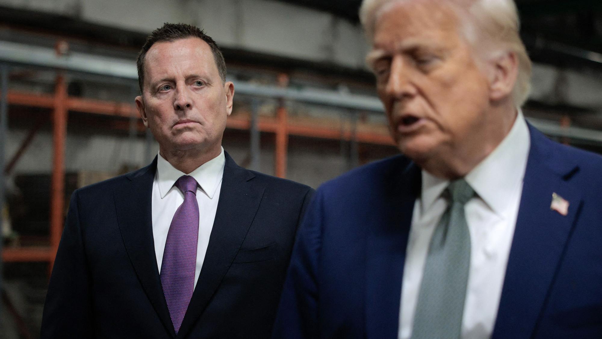 Der ehemalige US-Botschafter in Deutschland, Richard Grenell, zusammen mit US-Präsident Donald Trump. Grenell hat nun die Deutsche Welle scharf attackiert. (Archivbild)