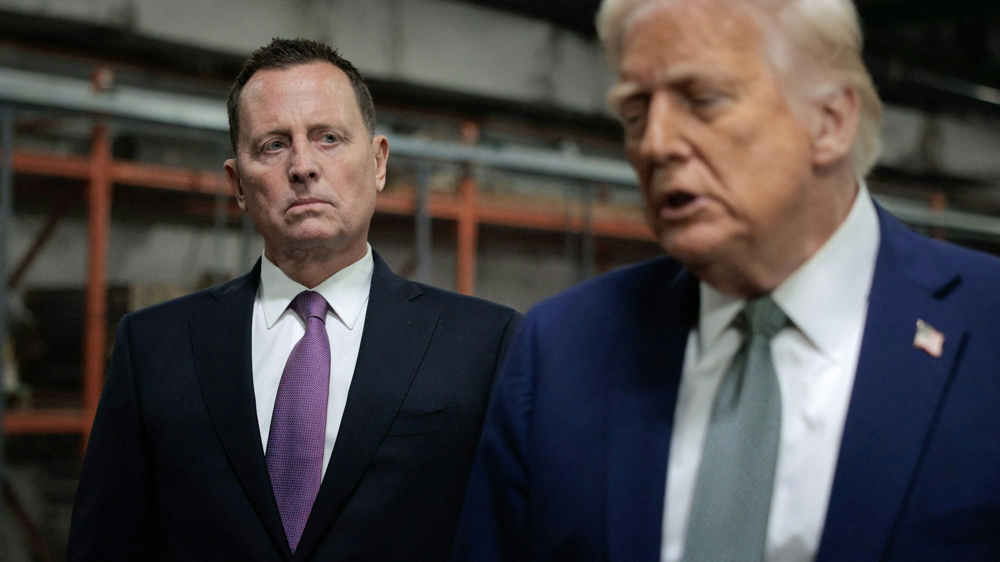 Der ehemalige US-Botschafter in Deutschland, Richard Grenell, zusammen mit US-Präsident Donald Trump. Grenell hat nun die Deutsche Welle scharf attackiert. (Archivbild)