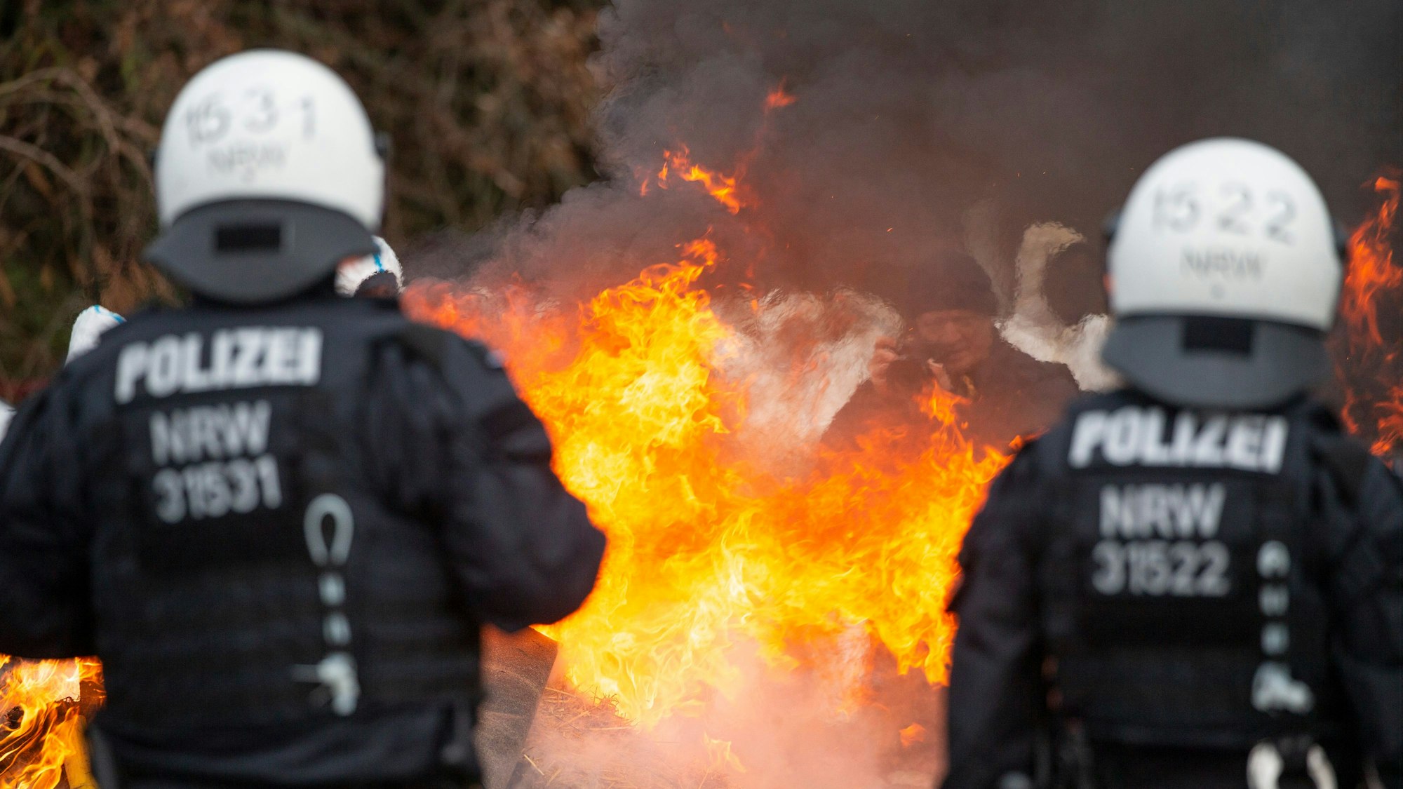 Lützerath: Während die Polizei Vorbereitungen zur geplanten Räumung des Dorfes Lützerath trifft, brennen Strohballen, die von Aktivisten angezündet wurden.