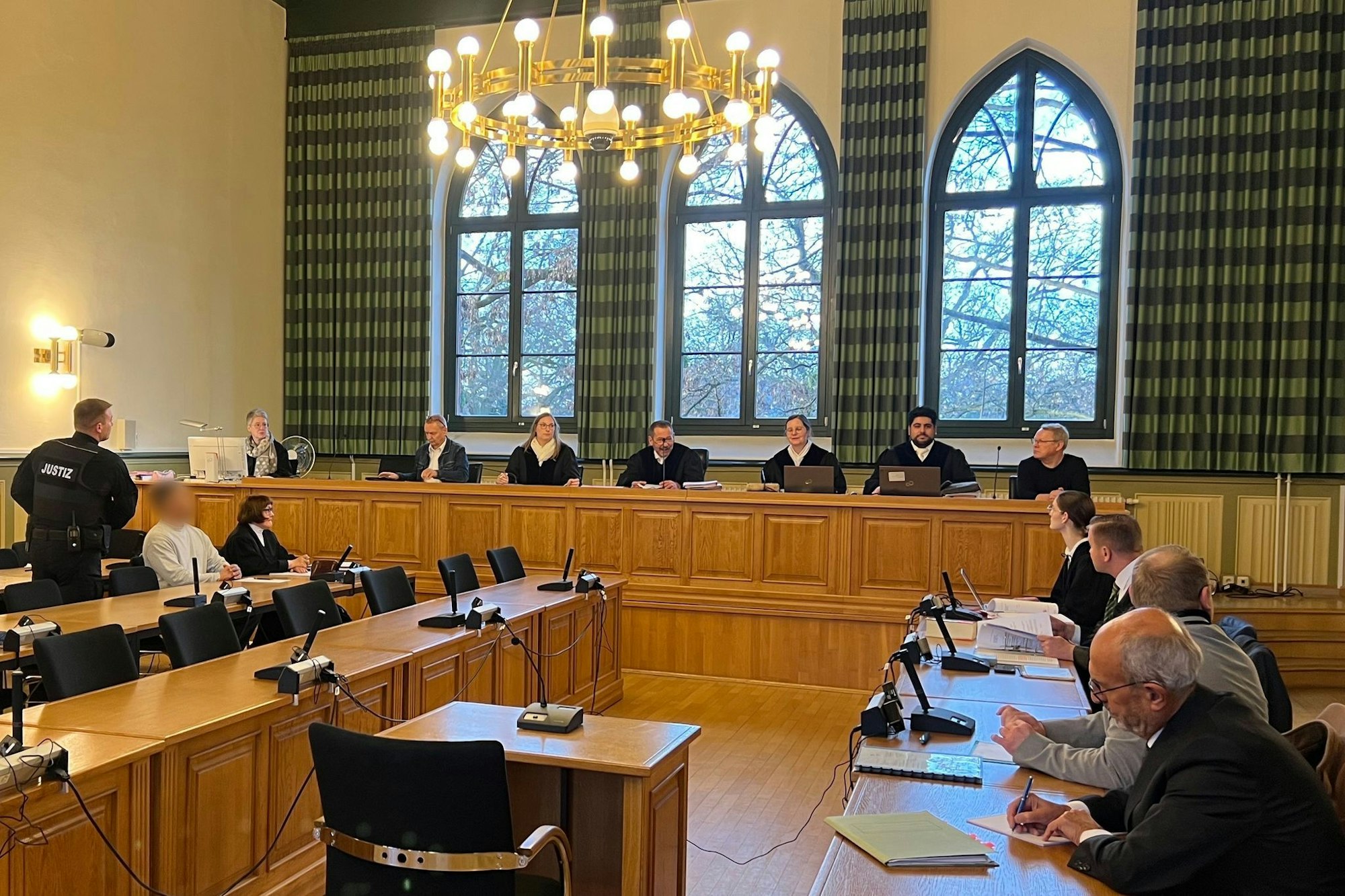 Der angeklagte Häftling ließ über seine Verteidigerin erklären, dass er sich zu einem späteren Zeitpunkt im Landgericht Stendal äußern wird. Er soll seine Ehefrau während eines Besuchs in einer sogenannten Liebeszelle in der Justizvollzugsanstalt Burg erwürgt haben.