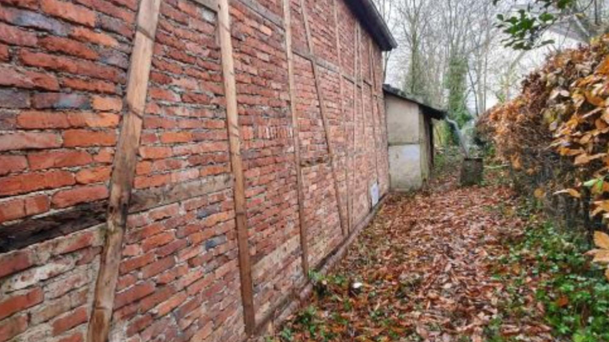 Blick auf eine Außenwand mit Fachwerk und Klinkersteinen
