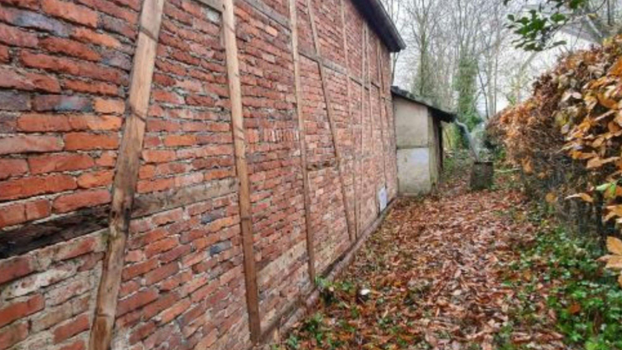 Blick auf eine Außenwand mit Fachwerk und Klinkersteinen