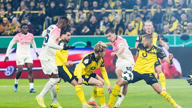 Ibrahim Maza schlenzt den Ball zu 1:0-Führung von Bayer 04 Leverkusen ins Dortmunder Tor.