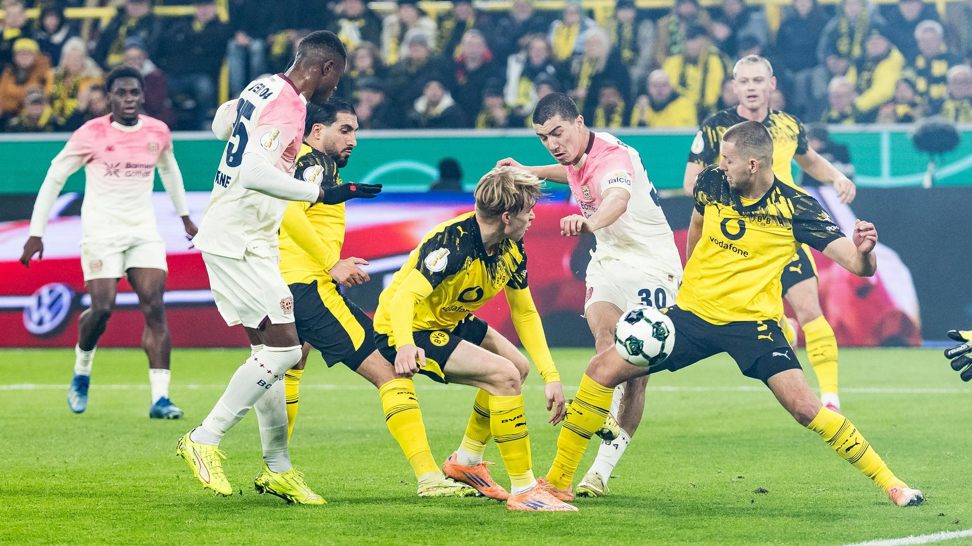 Ibrahim Maza schlenzt den Ball zu 1:0-Führung von Bayer 04 Leverkusen ins Dortmunder Tor.