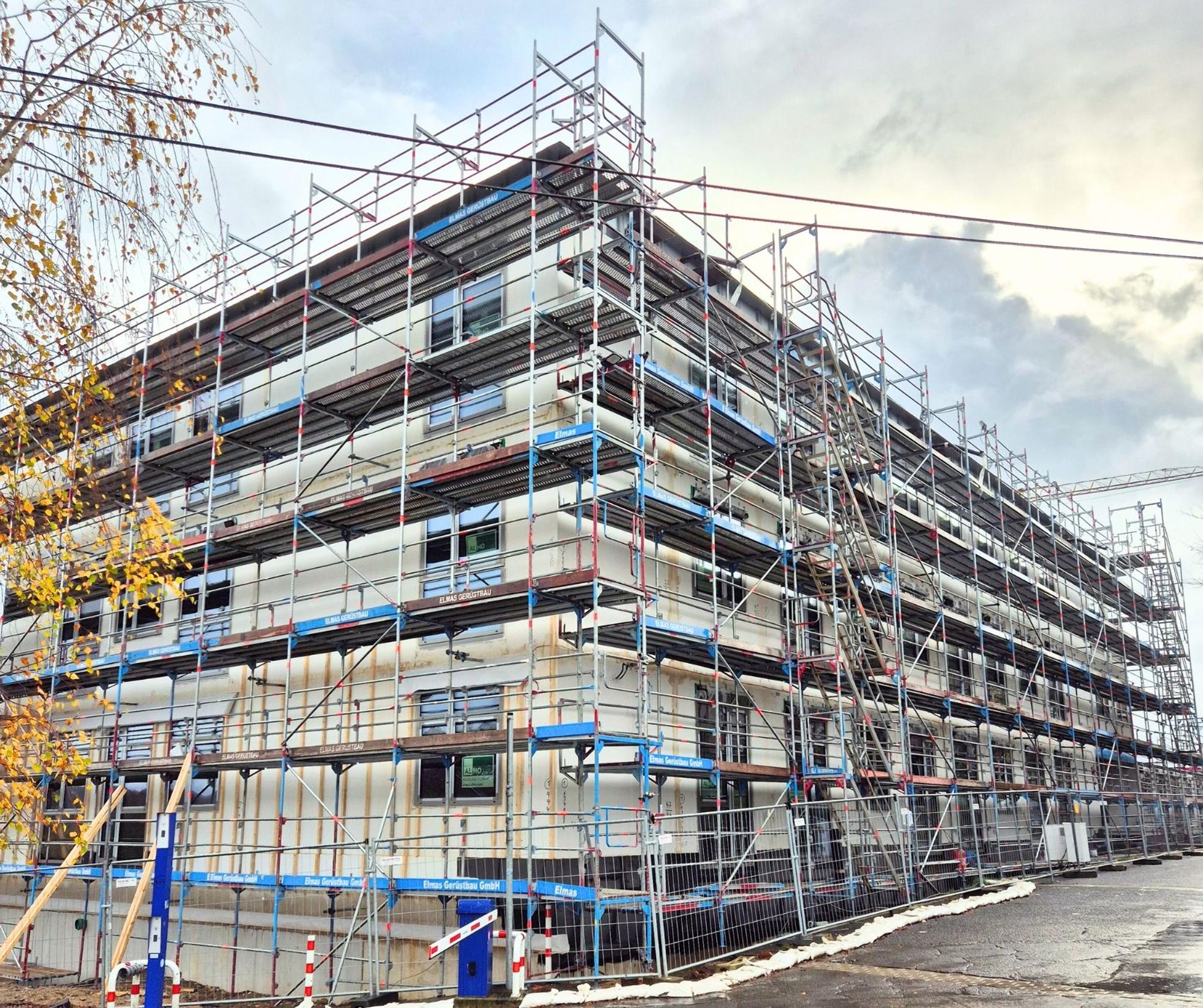 Noch mit Baugerüst präsentiert sich zurzeit der Erweiterungsbau des Freiherr-vom-Stein-Gymnasiums Rösrath.