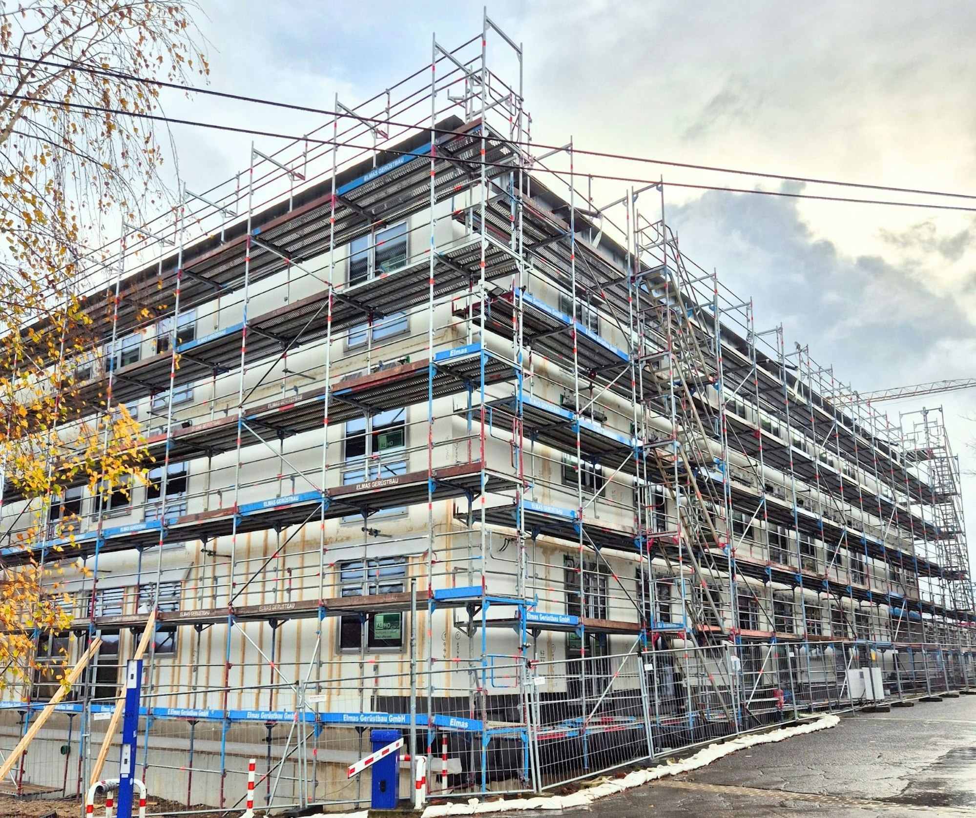 Noch mit Baugerüst präsentiert sich zurzeit der Erweiterungsbau des Freiherr-vom-Stein-Gymnasiums Rösrath.
