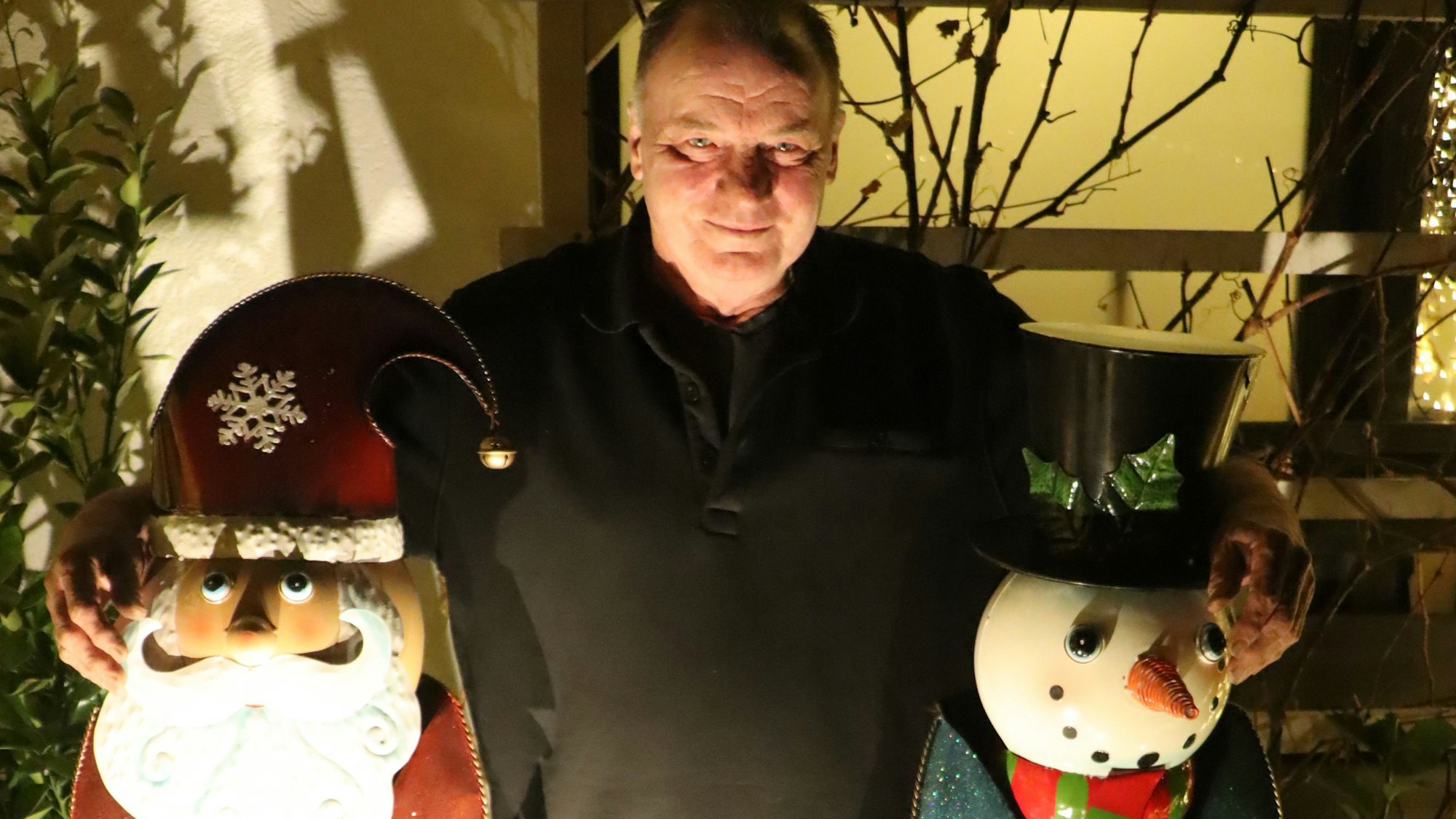 Jürgen Machmüller mit zwei großen Weihnachtsfiguren.