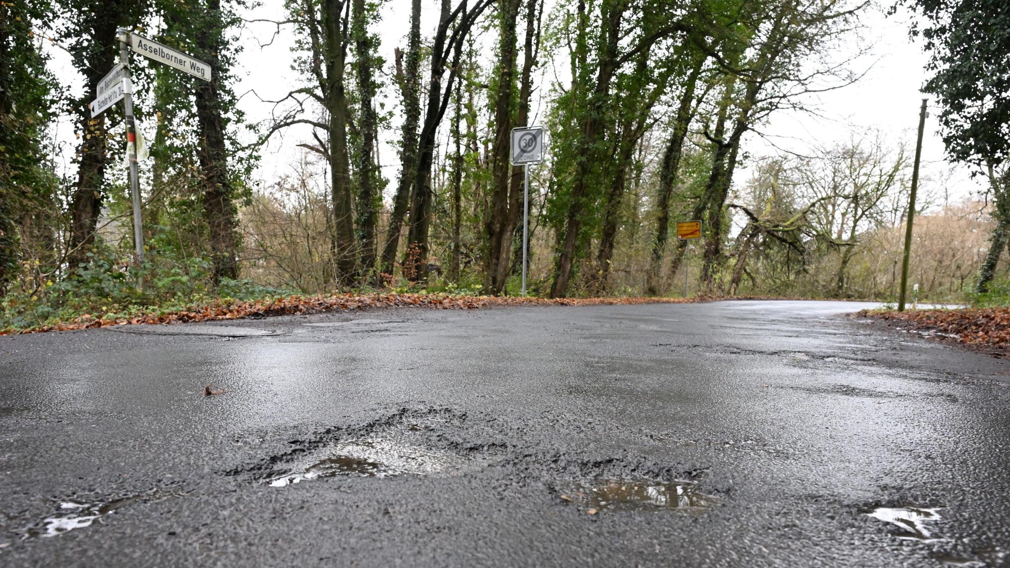 Straßenschäden und Schlaglöcher auf dem Asselborner Weg,