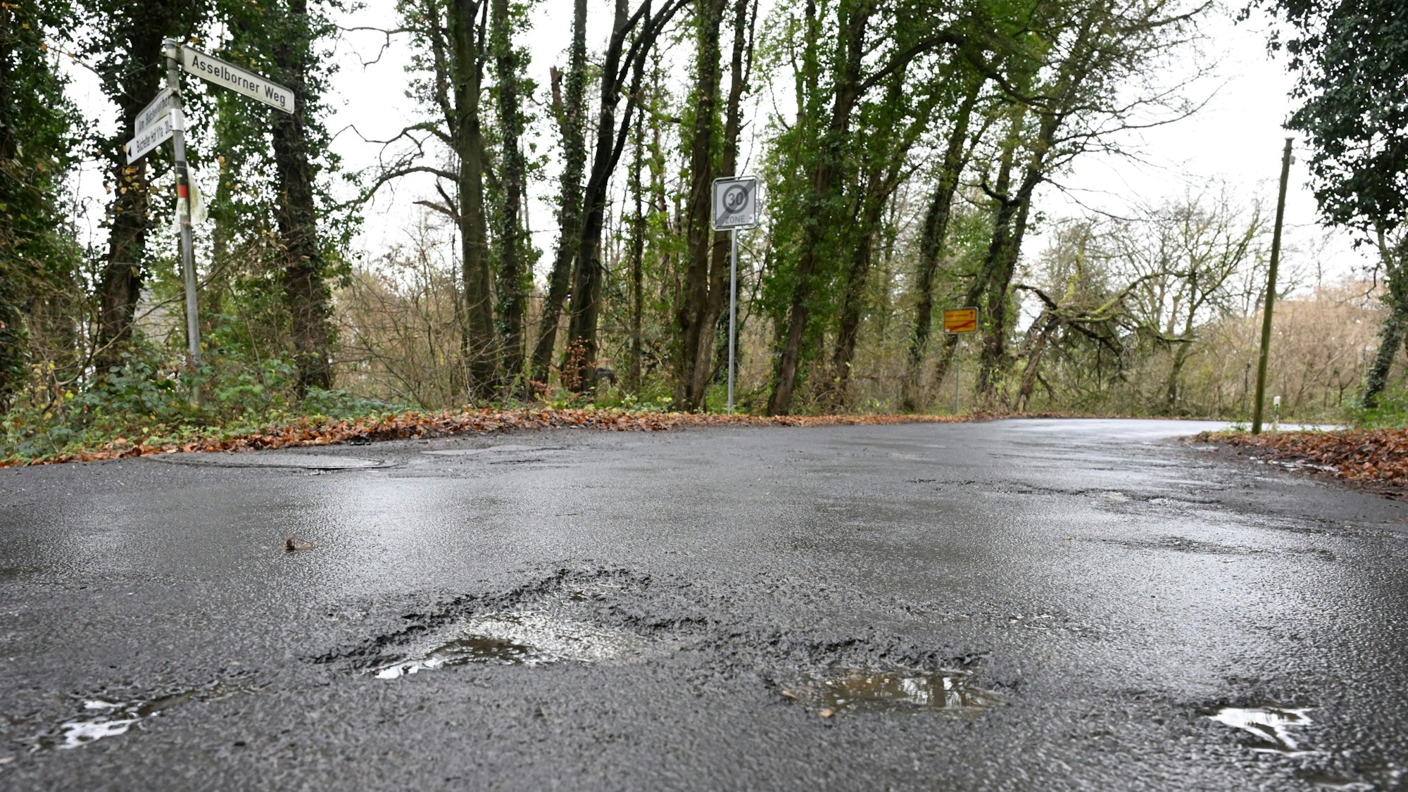 Straßenschäden und Schlaglöcher auf dem Asselborner Weg,