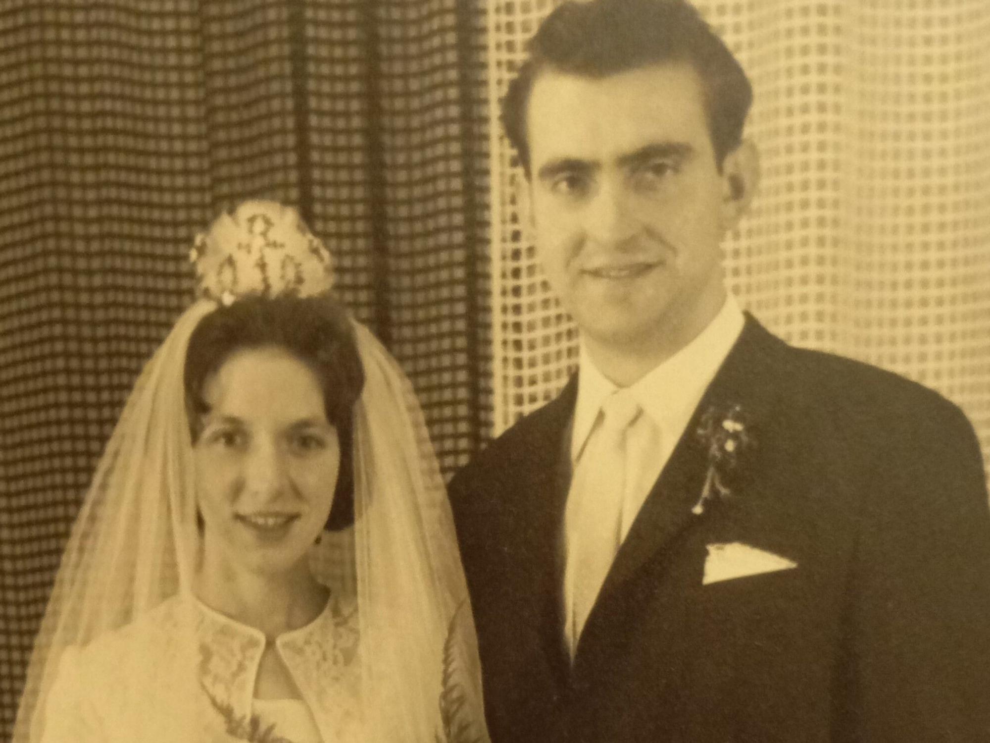 Das Paar nach der kirchlichen Hochzeit. (Repro)