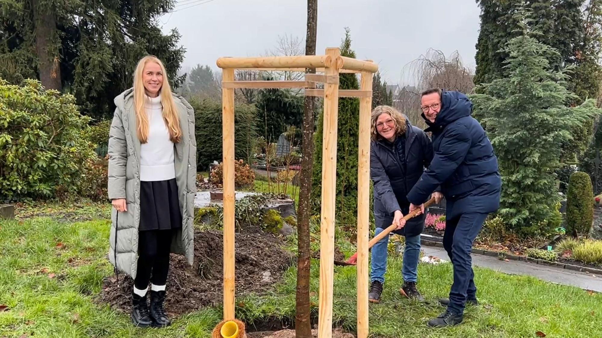 Burscheids Umweltbeauftragte Svenja Mühlsiegl mit Ute Hentschel von den Grünen und Bürgermeister Dirk Runge auf dem Friedhof Altenberger Straße