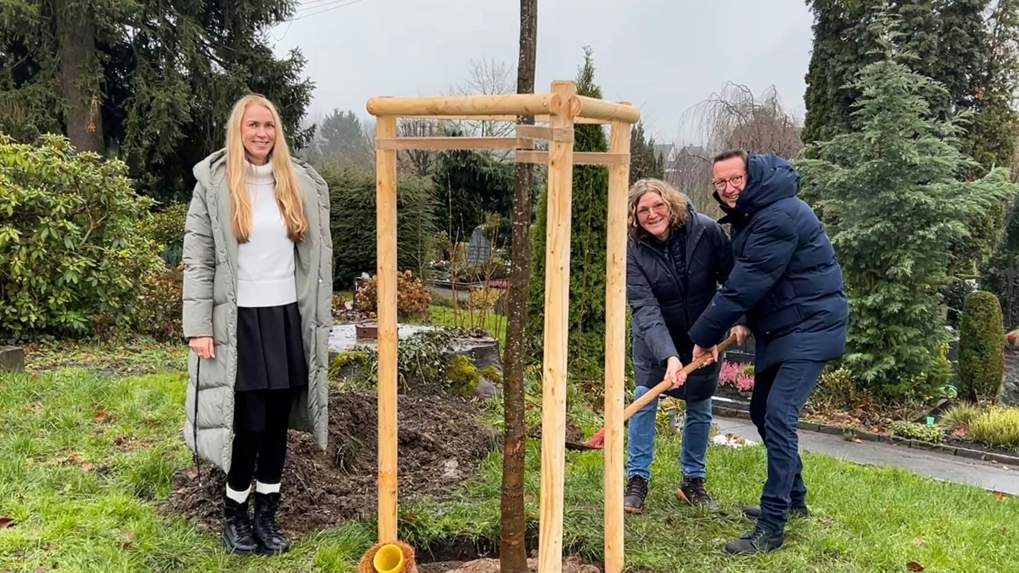Burscheids Umweltbeauftragte Svenja Mühlsiegl mit Ute Hentschel von den Grünen und Bürgermeister Dirk Runge auf dem Friedhof Altenberger Straße