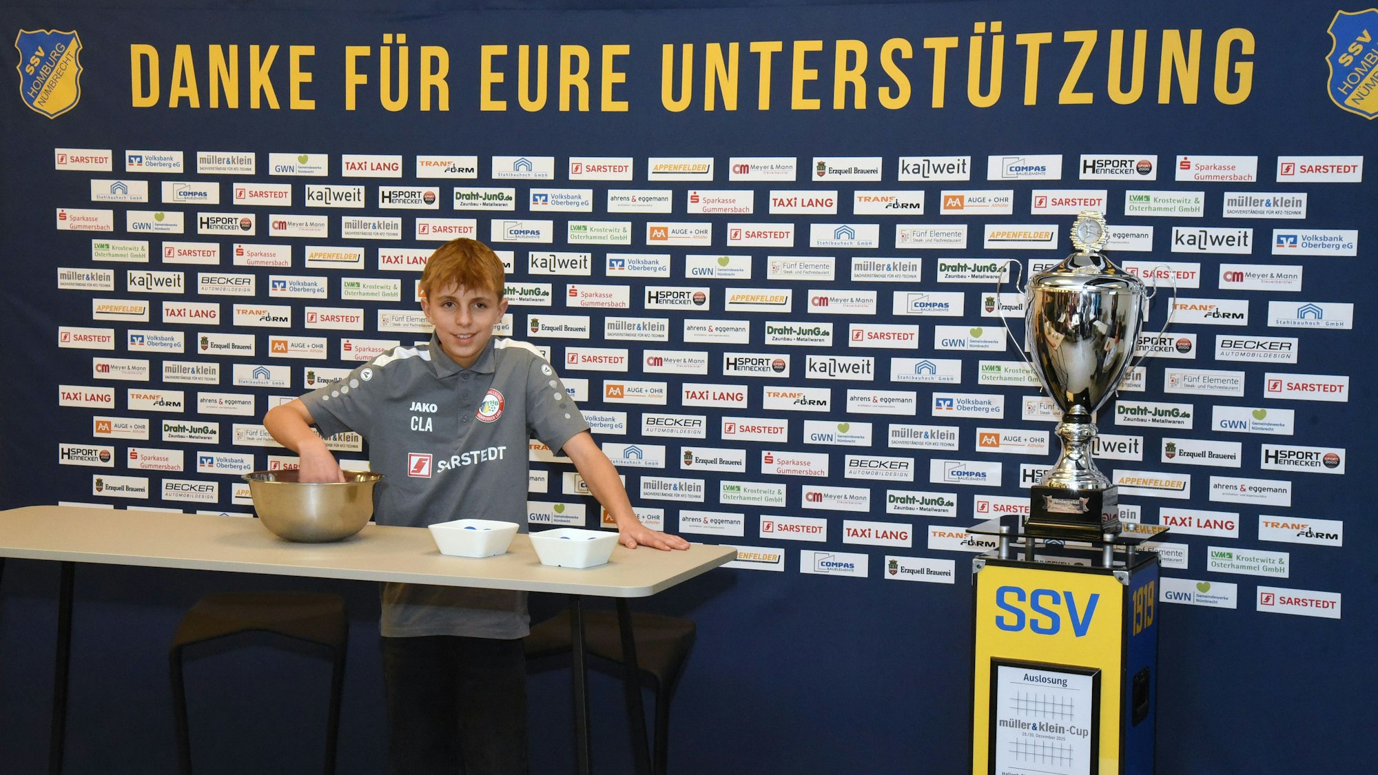 Auslosung: SSV-Jugendtrainer Carl-Louis Altwicker zieht die Gruppen für beide Turniere.