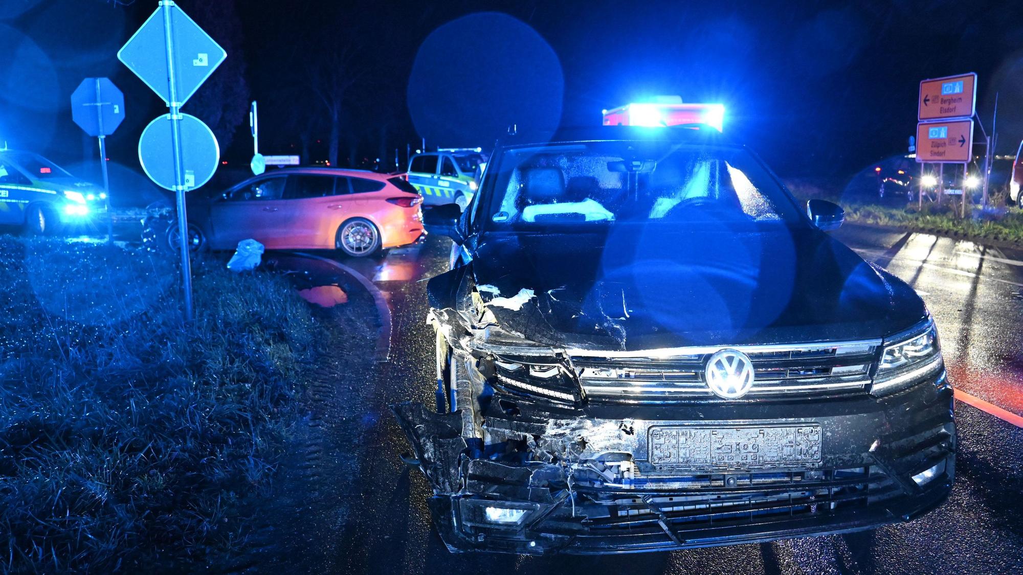 Das Bild zeigt zwei beschädigte Autos.