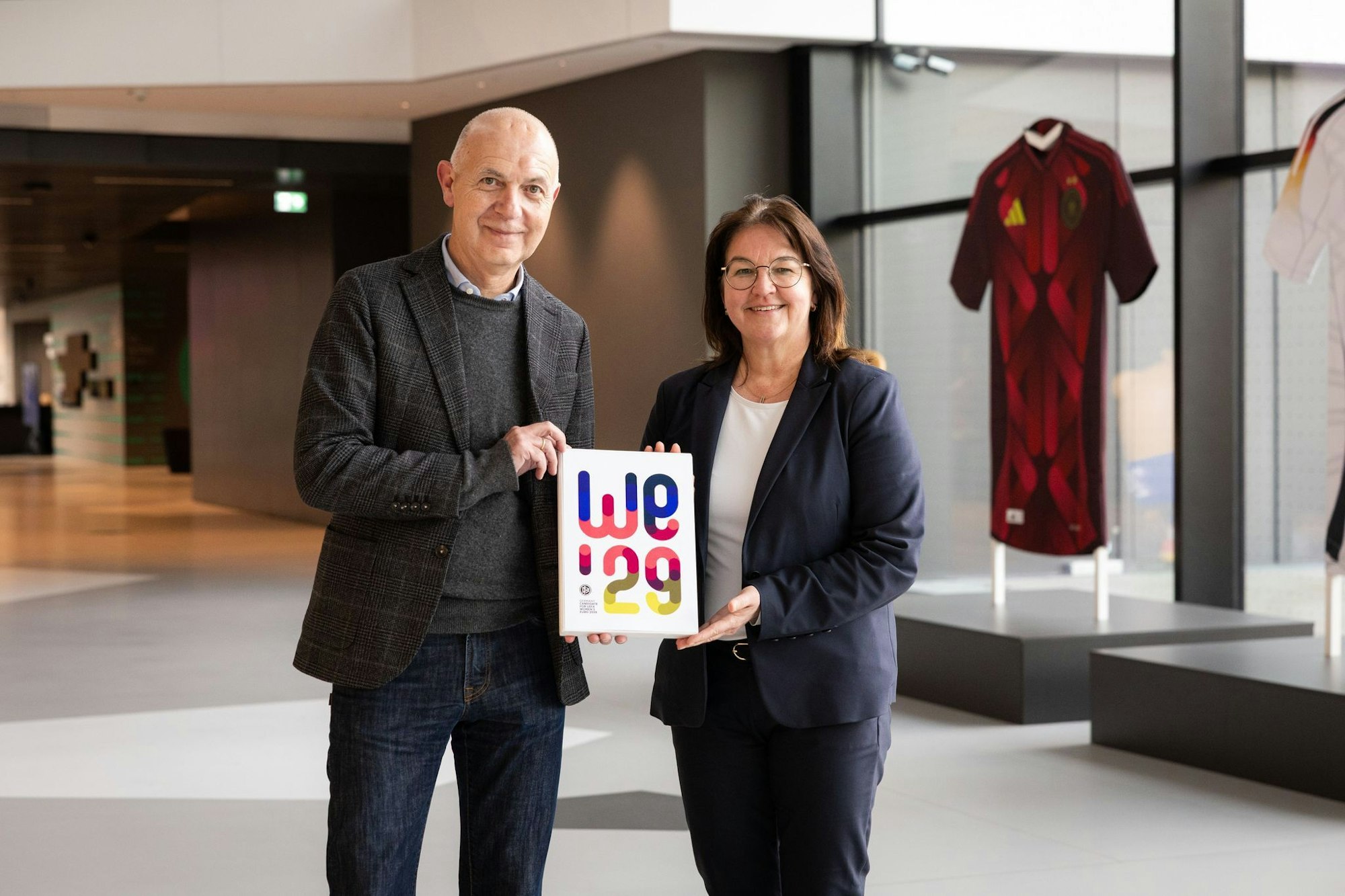 Die DFB-Spitzenfunktionäre Bernd Neuendorf und Heike Ullrich haben viel für die EM 2029 geworben. (Archivbild)