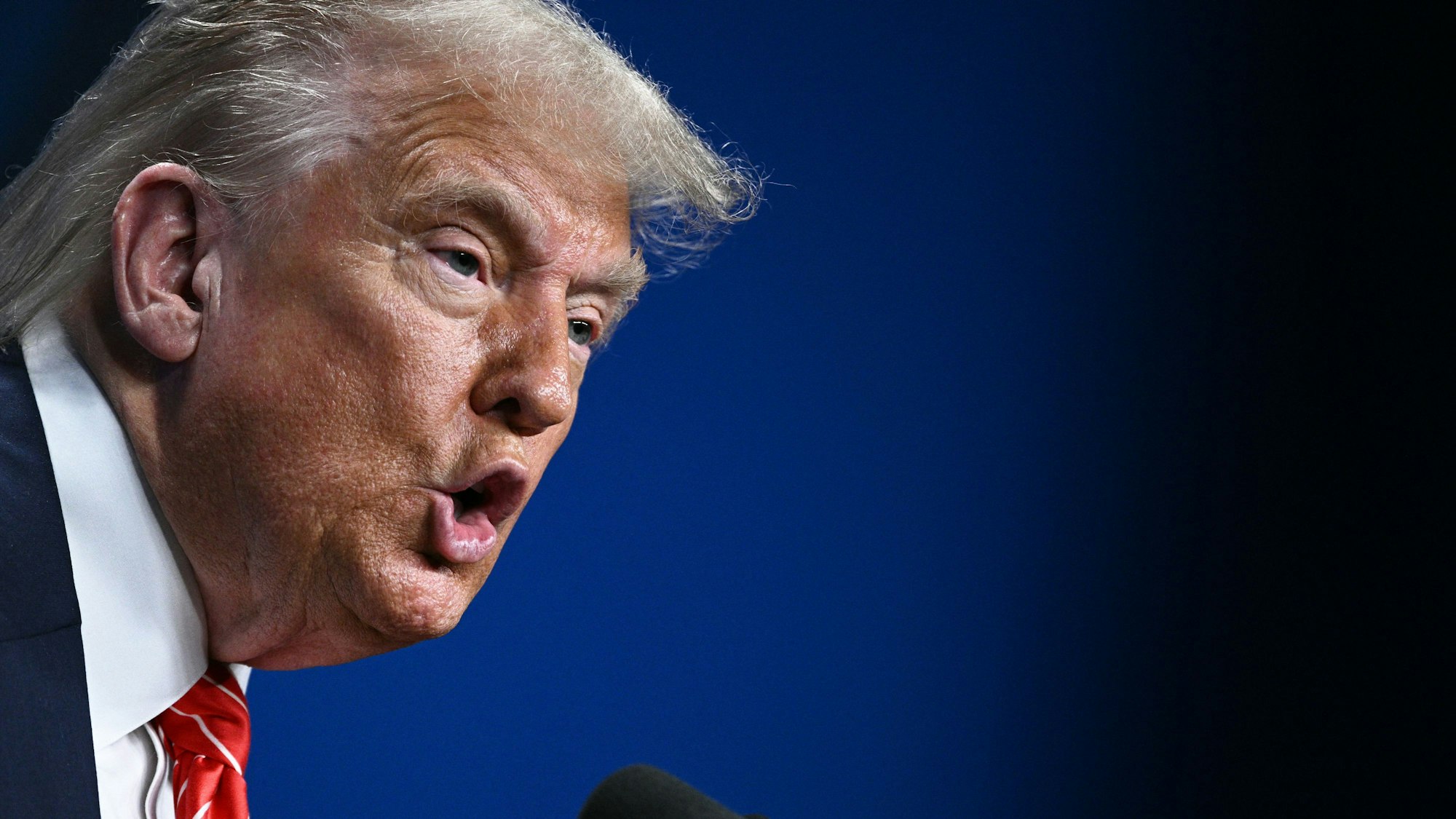 US-Präsident Donald Trump hat in der Nacht auf Dienstag innerhalb weniger Stunden mehr als 160 Beiträge bei Truth Social veröffentlicht. (Archivbild)